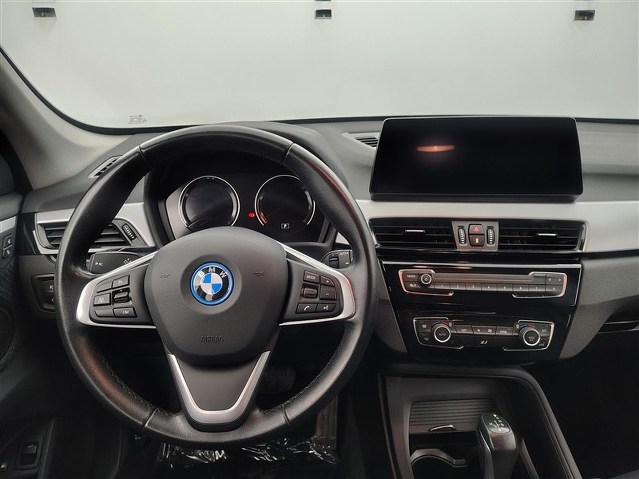 BMW X1 PHEV 1.5iA xDrive25e NAVI / FULL LED / CARPLAY / HUD (2022) - Photo 9