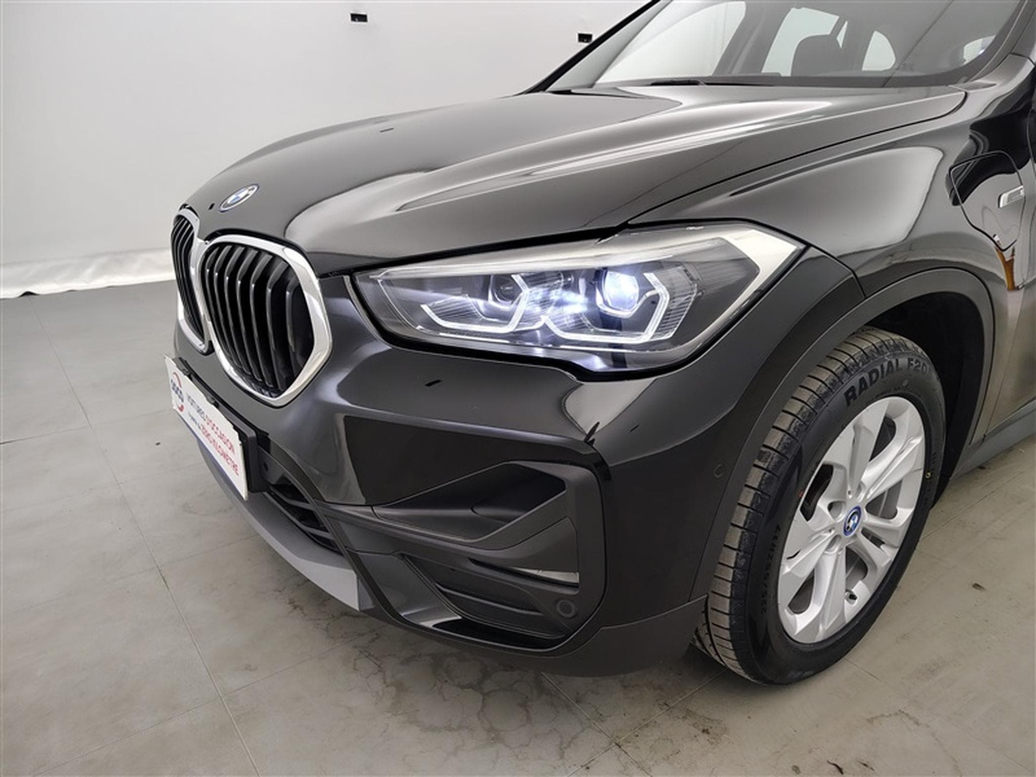 BMW X1 PHEV 1.5iA xDrive25e NAVI / FULL LED / CARPLAY / HUD (2022) - Photo 15