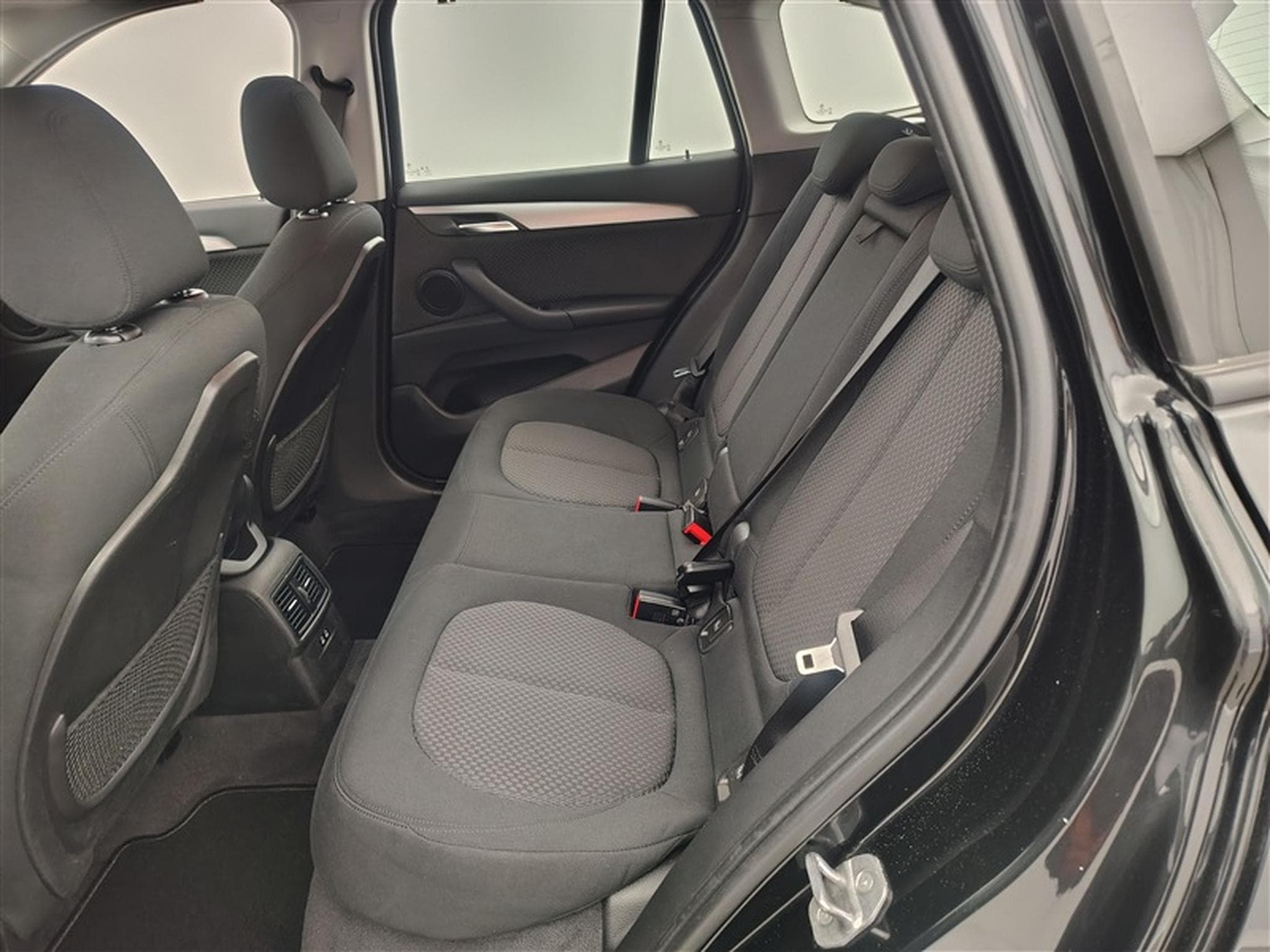 BMW X1 PHEV 1.5iA xDrive25e NAVI / FULL LED / CARPLAY / HUD (2022) - Photo 13