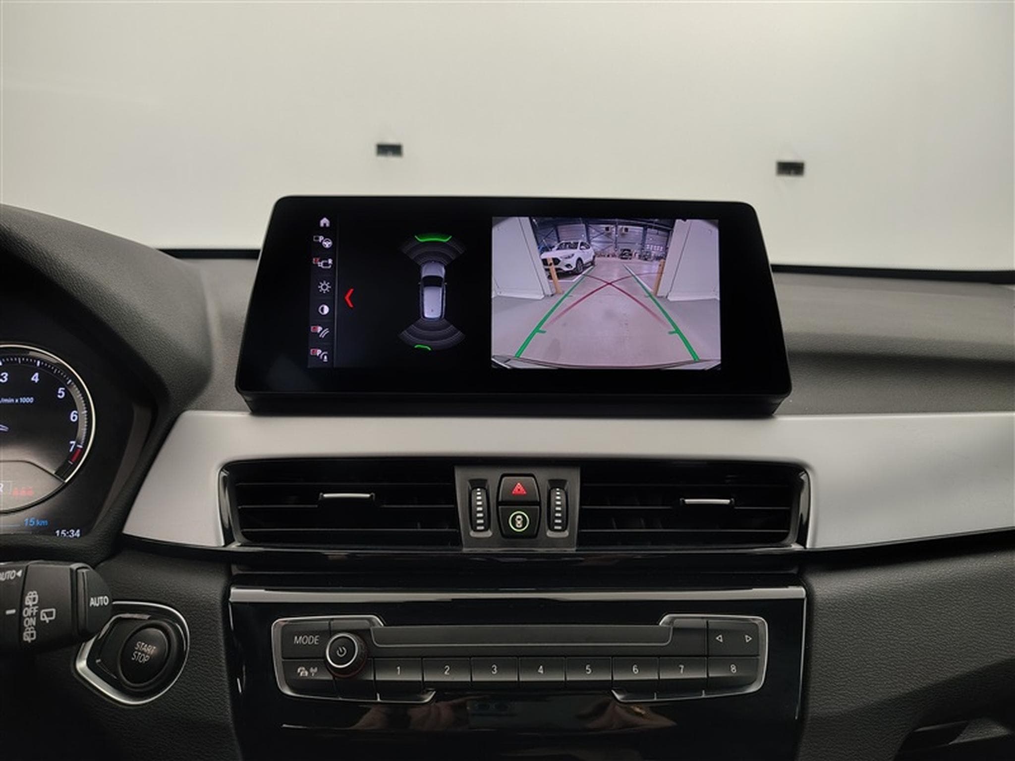 BMW X1 PHEV 1.5iA xDrive25e NAVI / FULL LED / CARPLAY / HUD (2022) - Photo 18