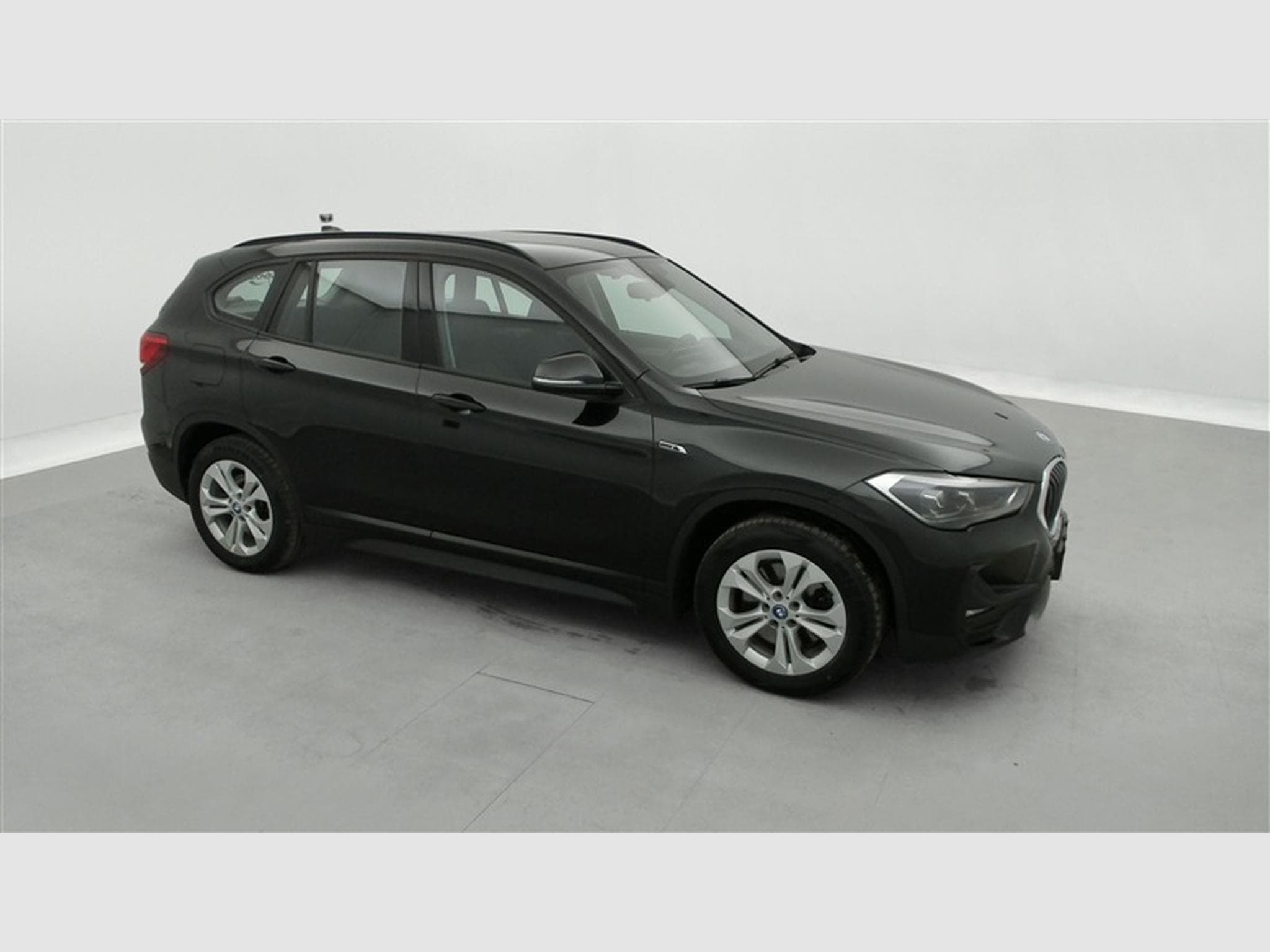 BMW X1 PHEV 1.5iA xDrive25e NAVI / FULL LED / CARPLAY / HUD (2022) - Photo 24