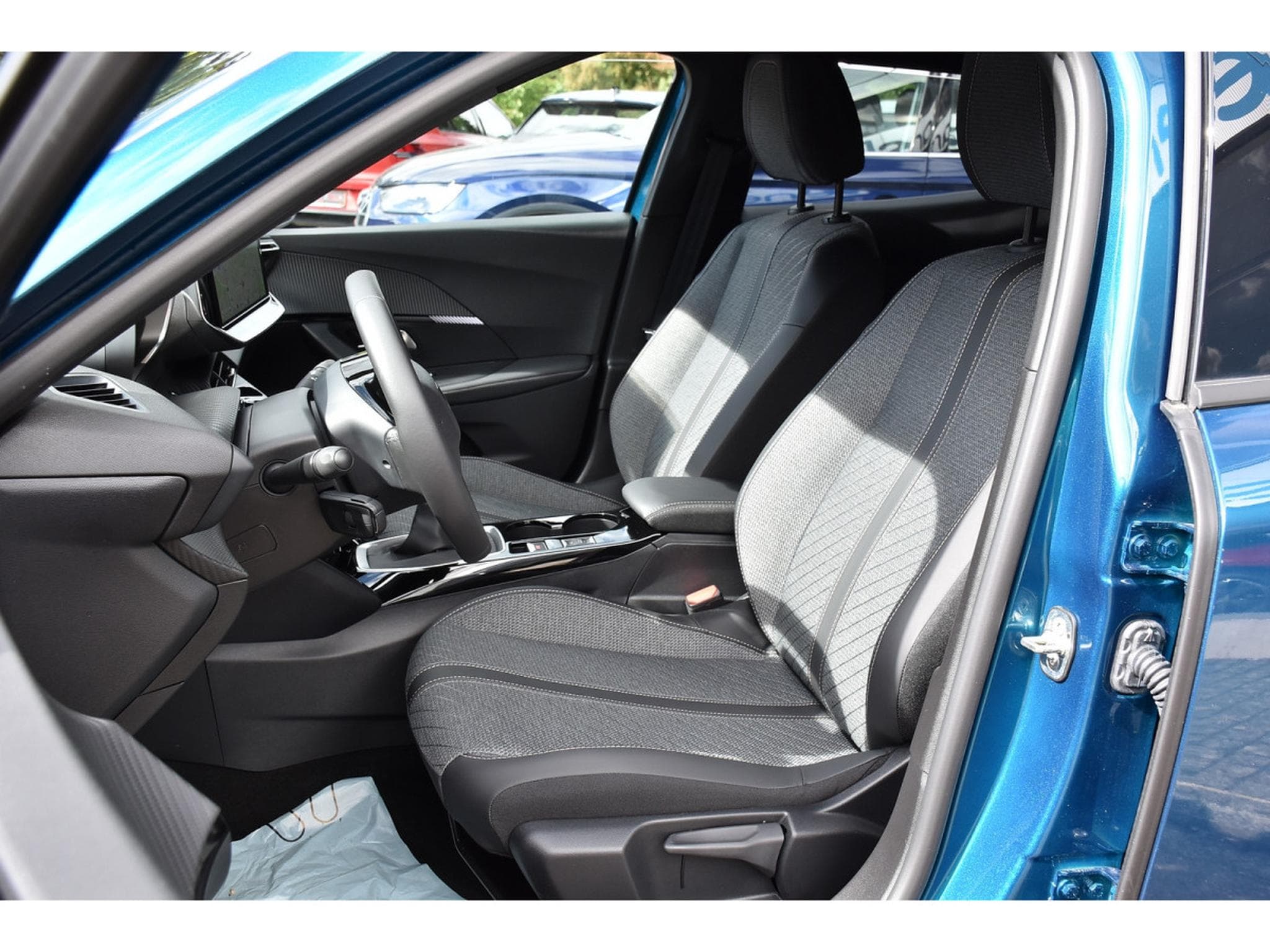 Peugeot 2008 1.2 Allure ACC GPS LANE SIDE REGUL CAM 360 1° MAIN (2025) - Photo 6
