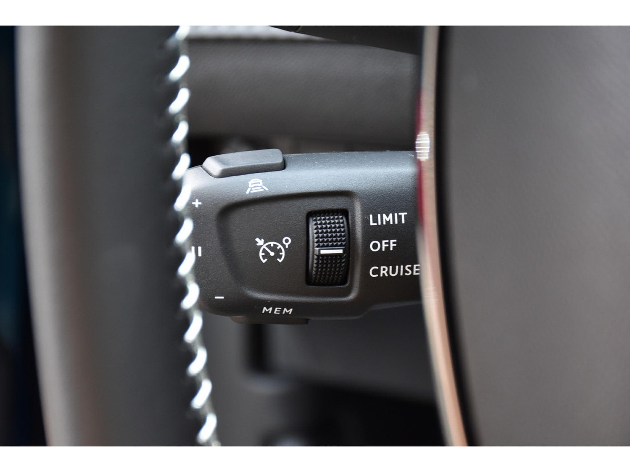 Peugeot 2008 1.2 Allure ACC GPS LANE SIDE REGUL CAM 360 1° MAIN (2025) - Photo 23