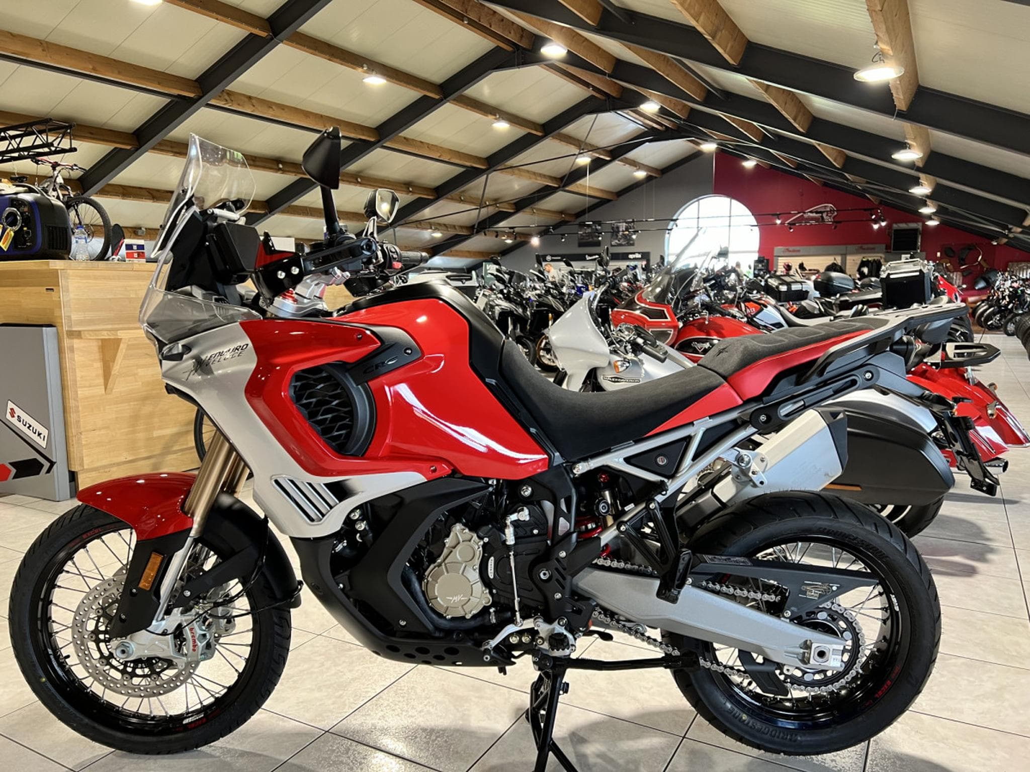 MV Agusta Enduro Veloce 950 (2026) - Foto 4