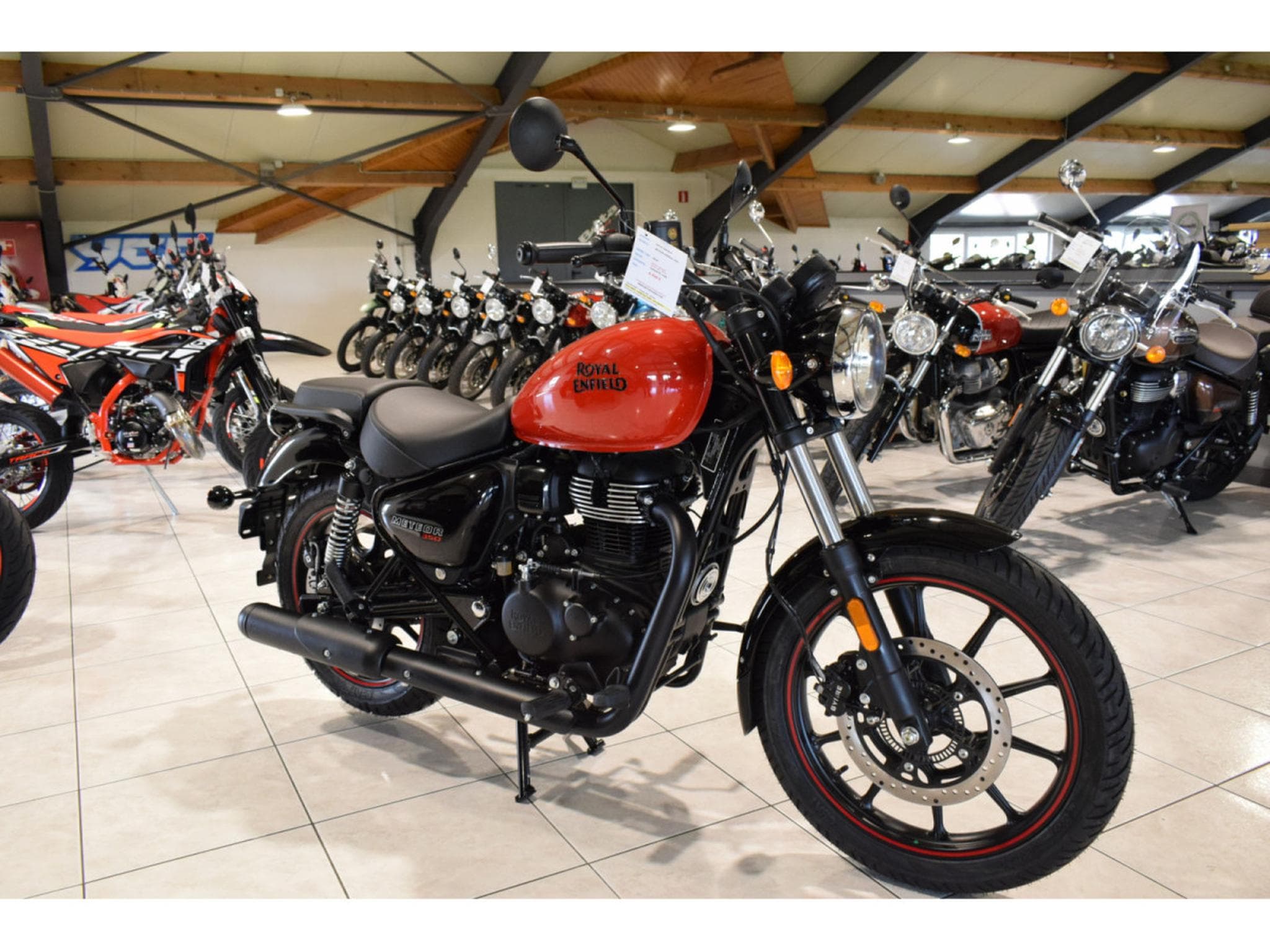 Royal Enfield Meteor FIREBALL RED (2026) - Foto 6