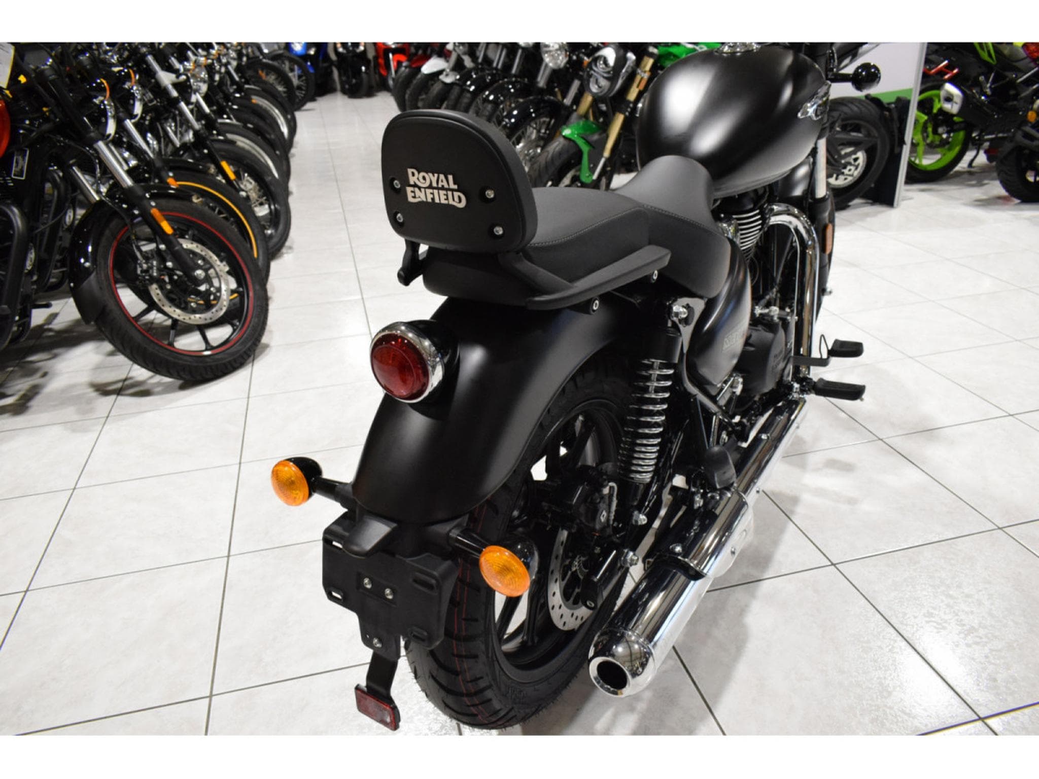 Royal Enfield Meteor STELLAR BLACK (2026) - Foto 3