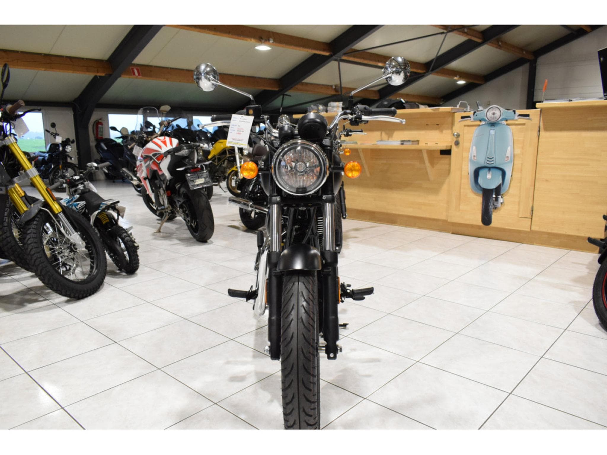 Royal Enfield Meteor STELLAR BLACK (2026) - Foto 2