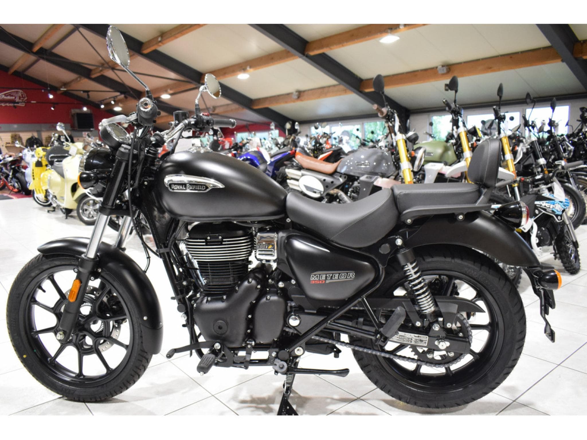 Royal Enfield Meteor STELLAR BLACK (2026) - Foto 4
