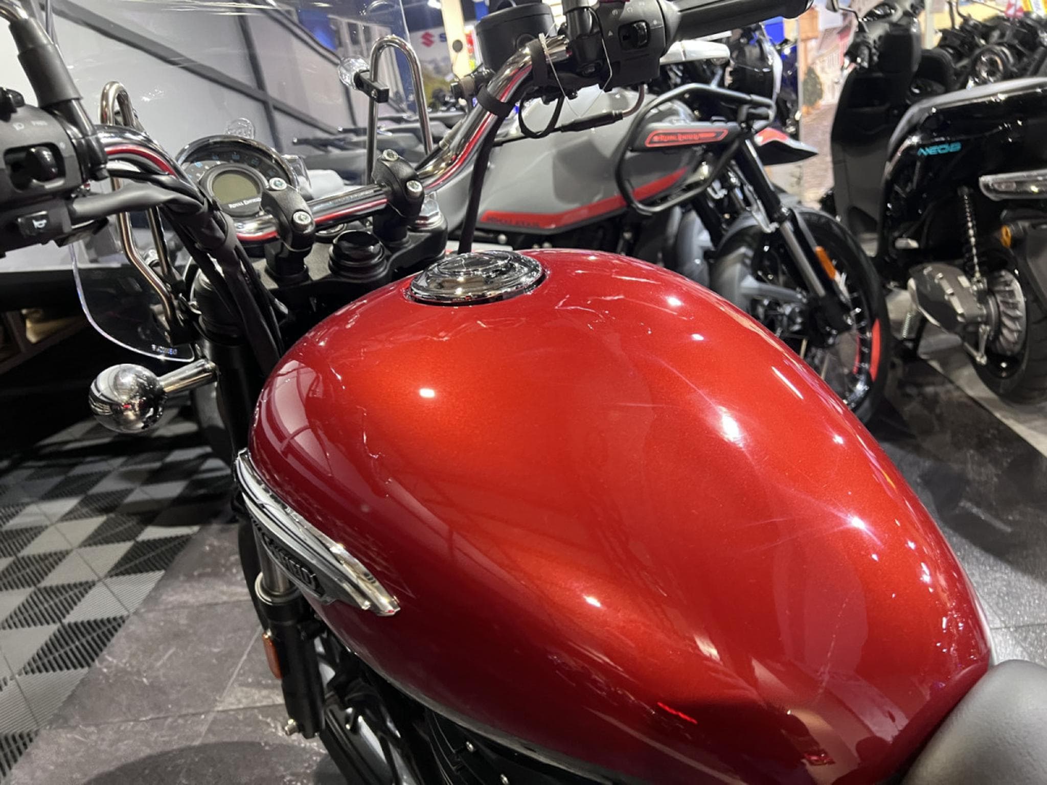 Royal Enfield Meteor SUPERNOVA RED (2024) - Foto 5