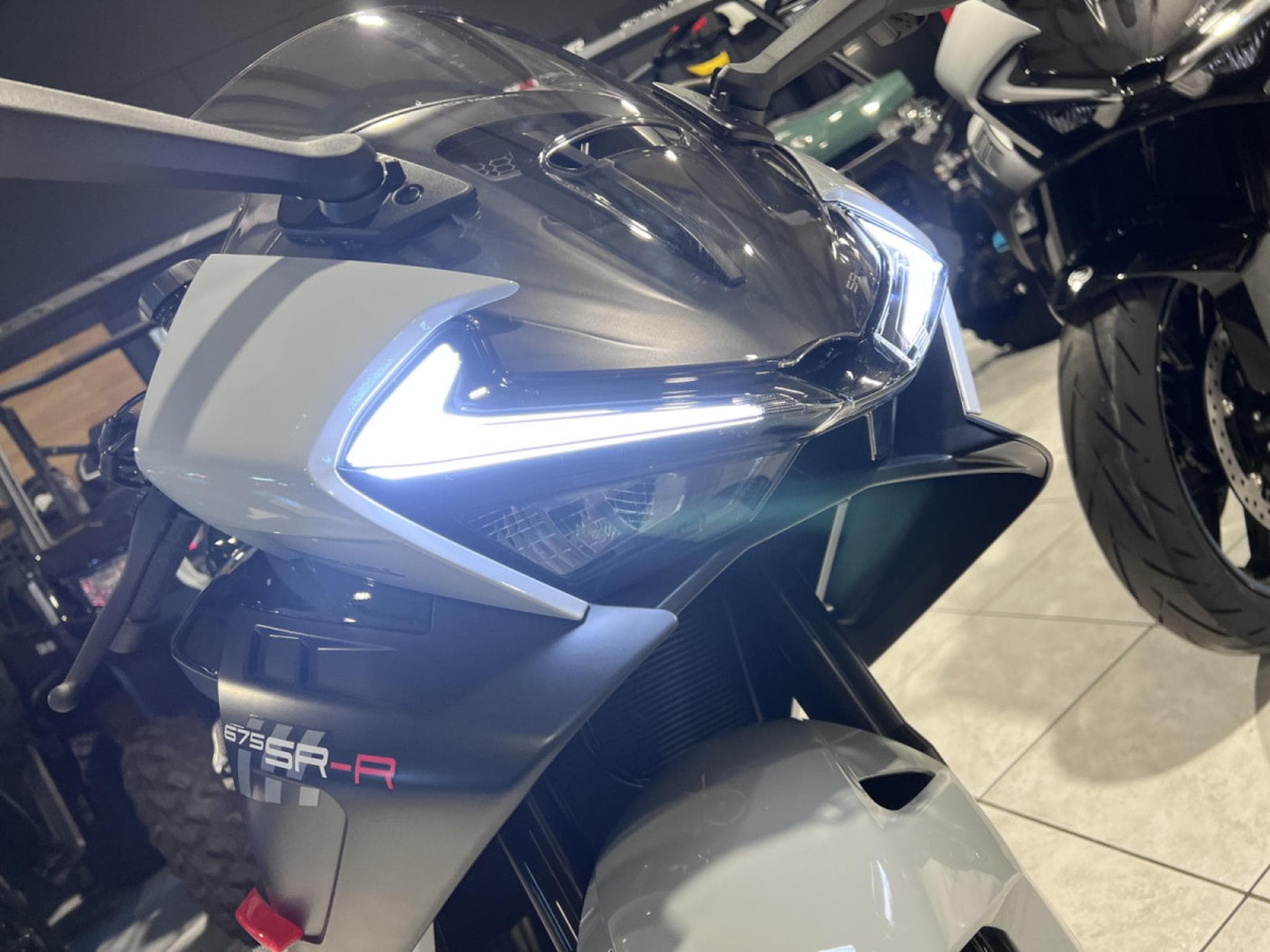 CF Moto 675 SR-R (2026) - Foto 10