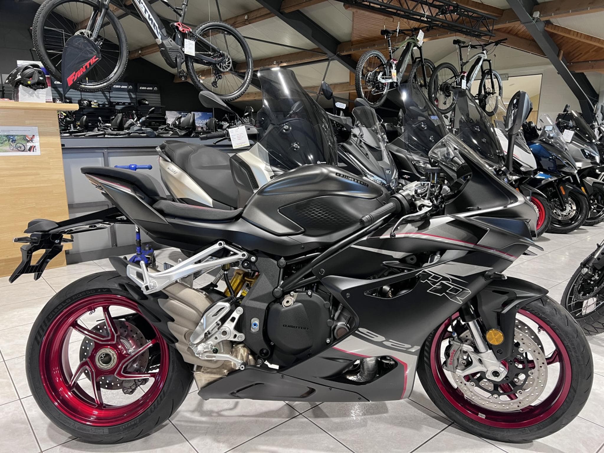 QJmotor SRK 921 RR (2026) - Foto 1