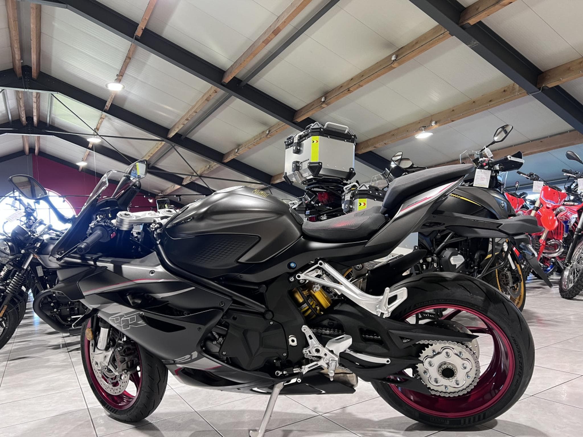QJmotor SRK 921 RR (2026) - Foto 4