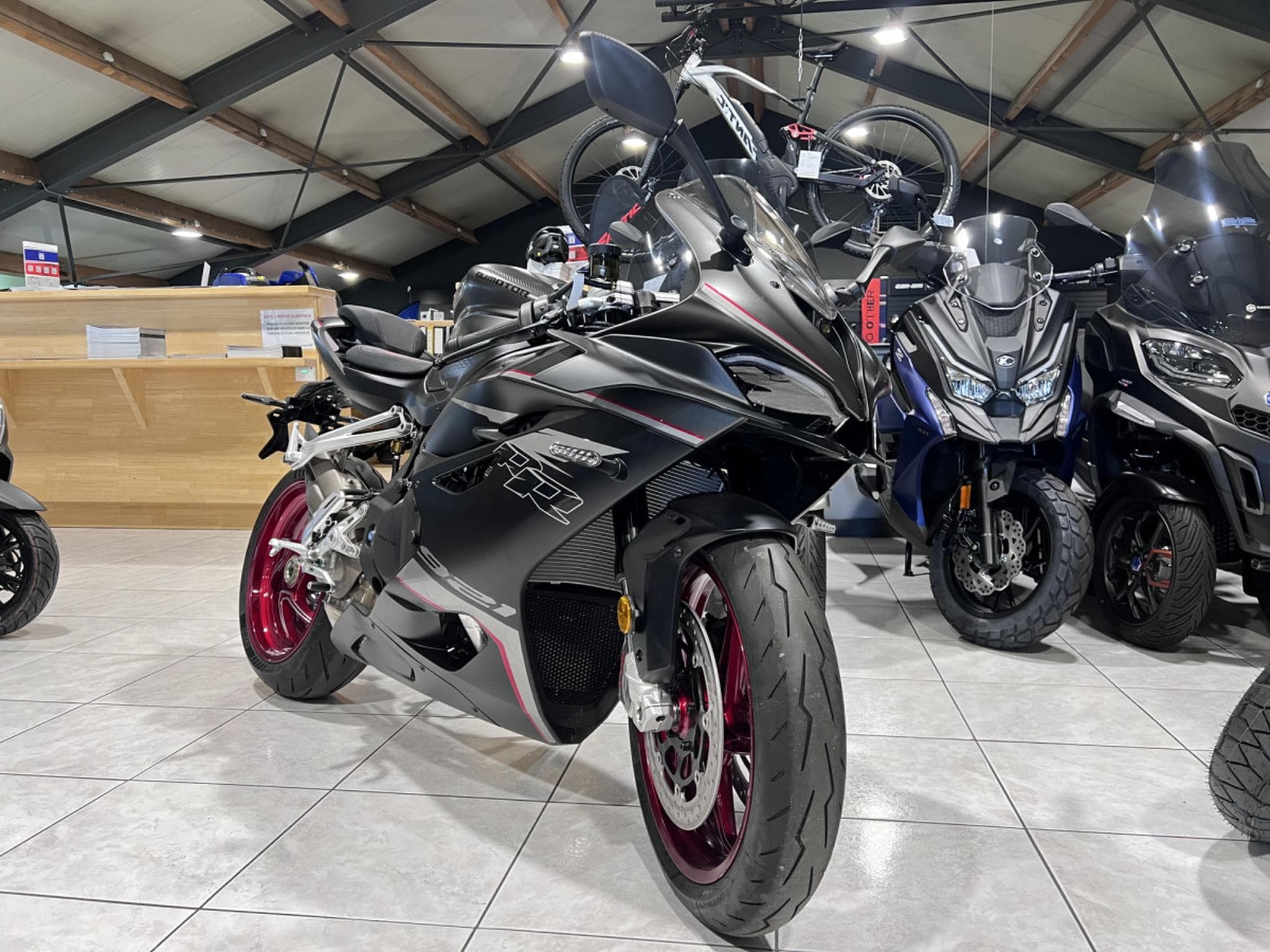 QJmotor SRK 921 RR (2026) - Foto 8