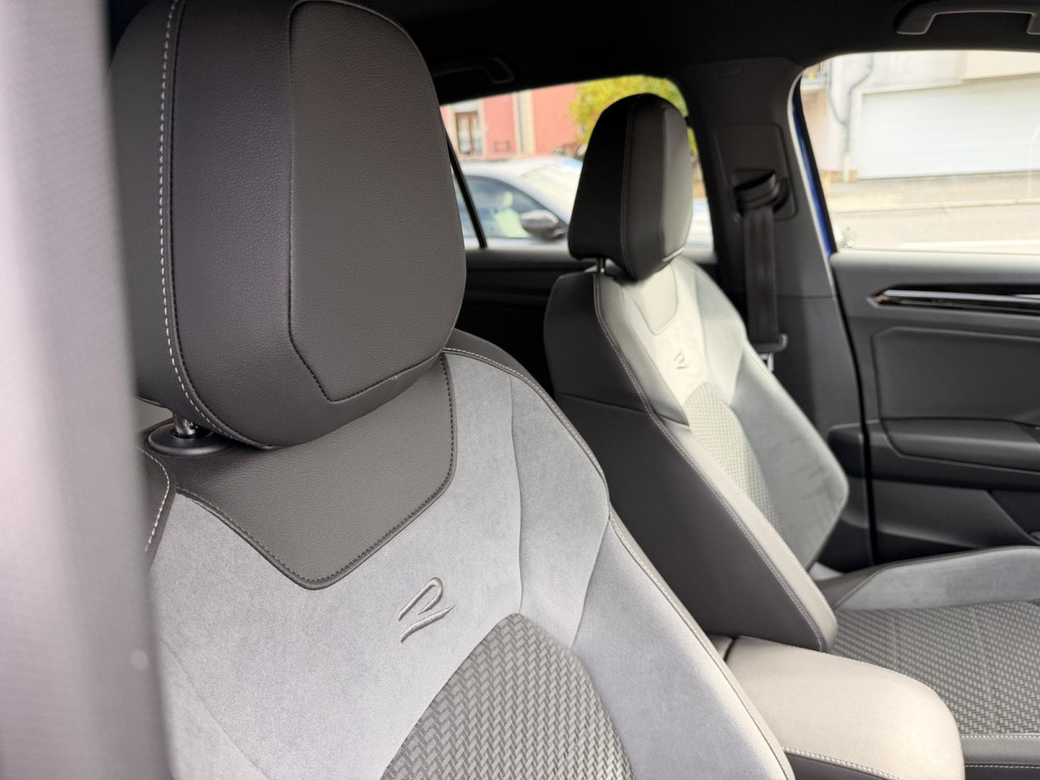 VW T-Roc R 300 DSG 4motion (2022) - Photo 12