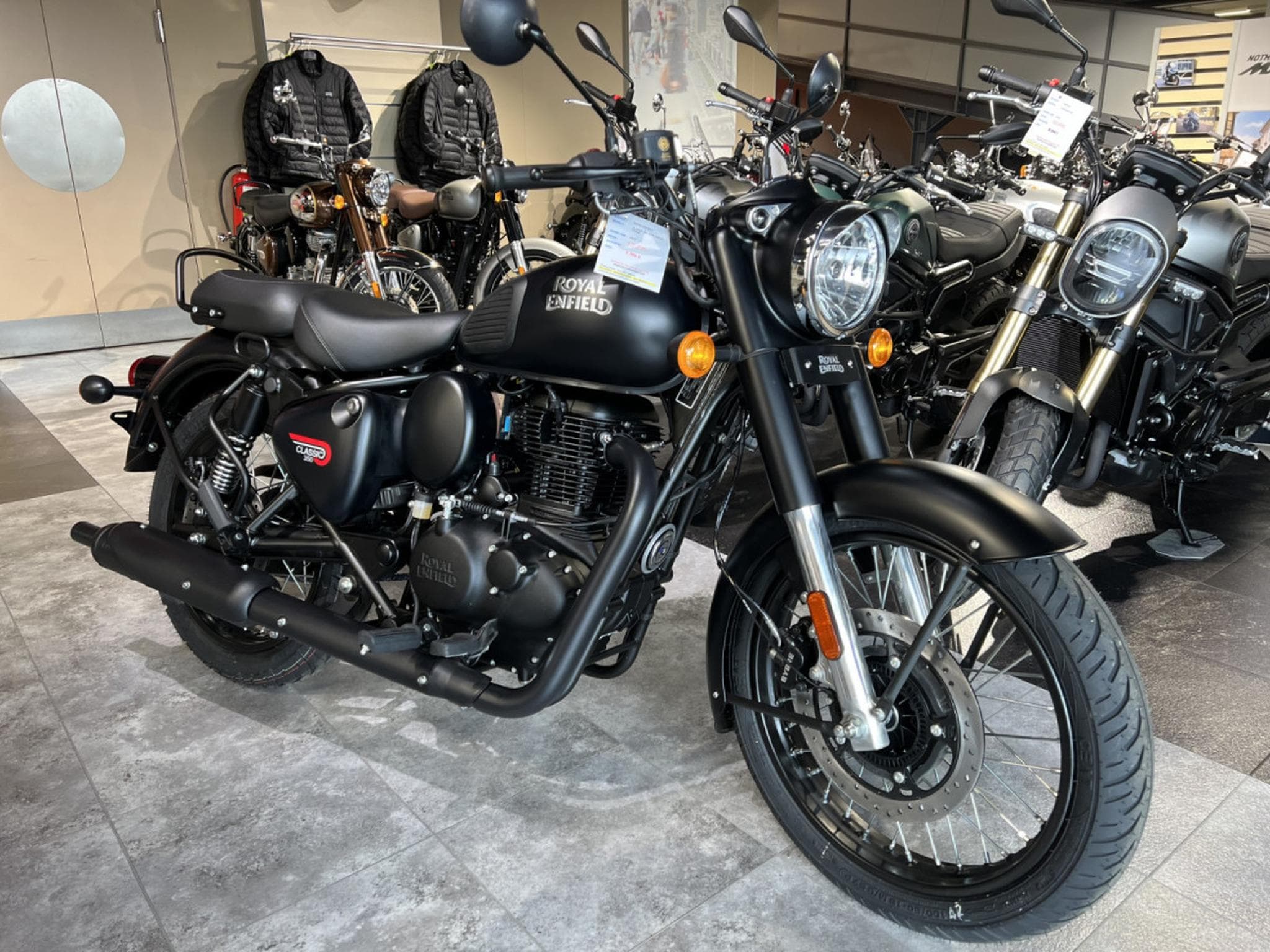 Royal Enfield Classic 350 Noir furtif foncé (2026) - Foto 2