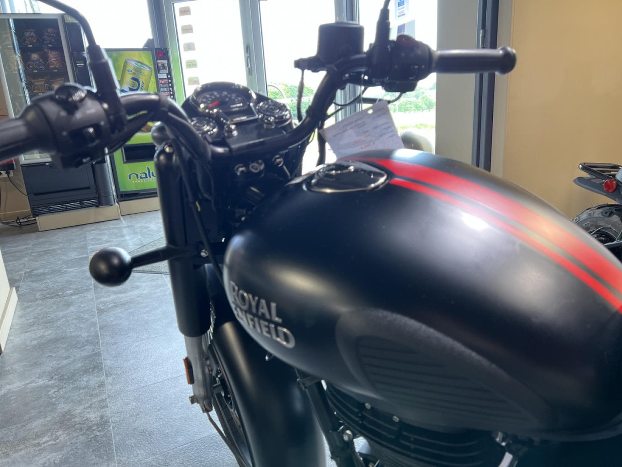 Royal Enfield Classic 350 Noir furtif foncé (2026) - Foto 3