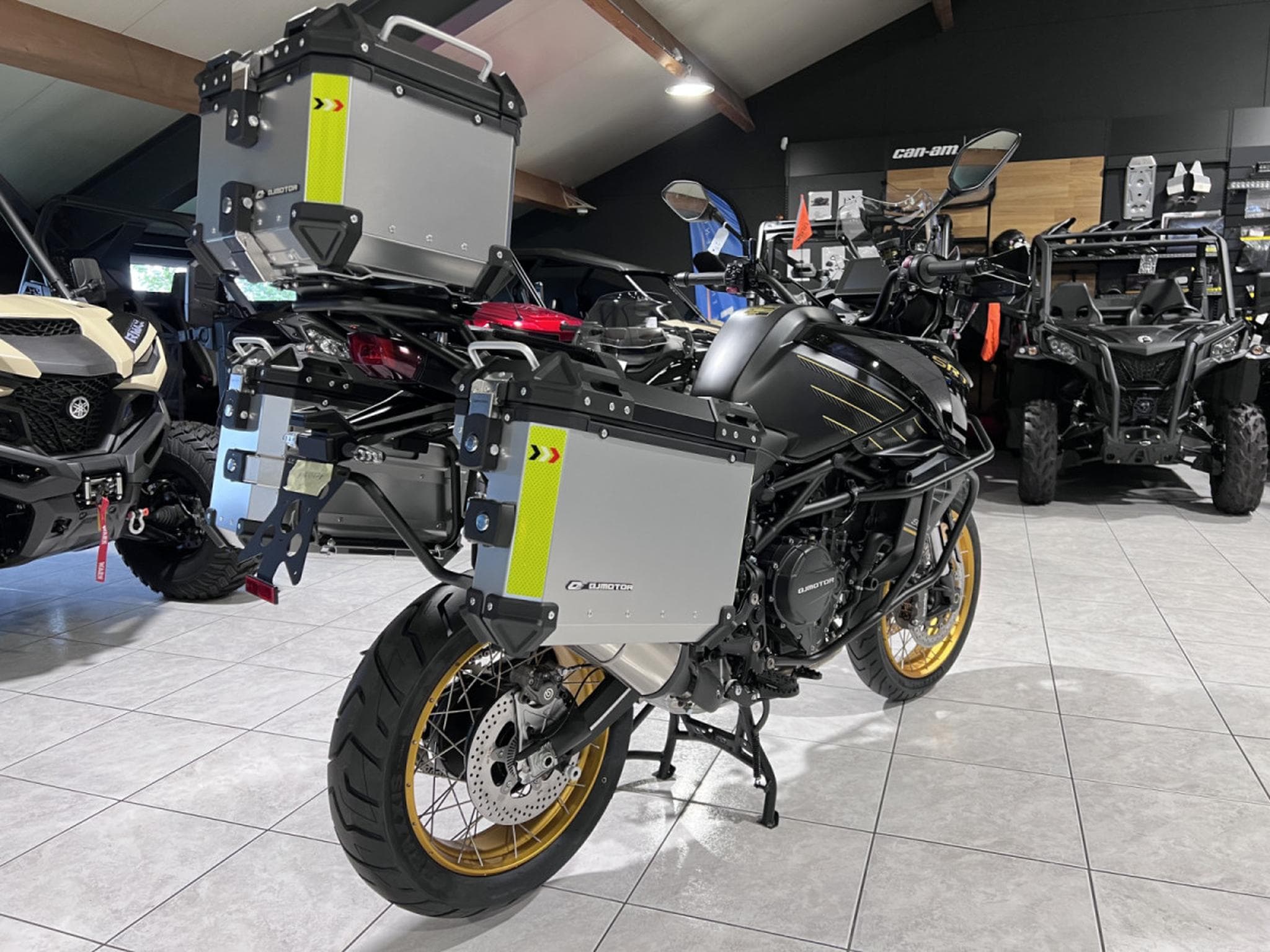 QJmotor SRT 900 SX Touring (2026) - Foto 3