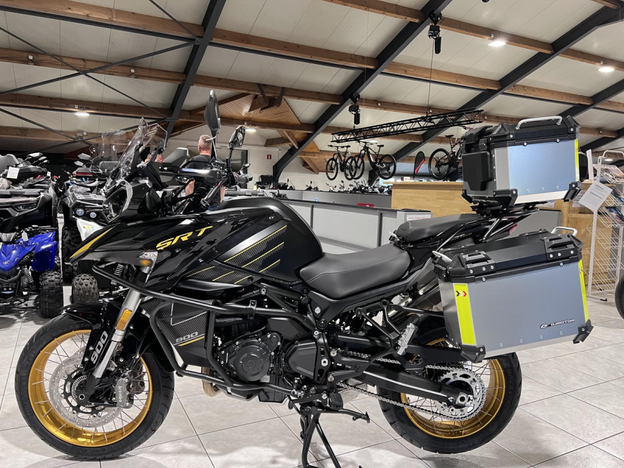 QJmotor SRT 900 SX Touring (2026) - Foto 4