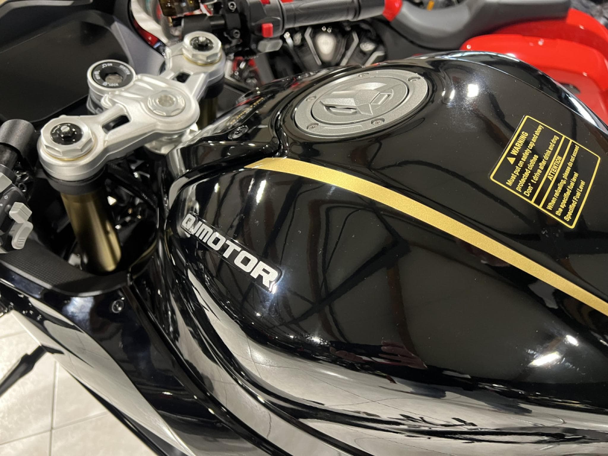QJmotor SRK 800 RR (2026) - Foto 6