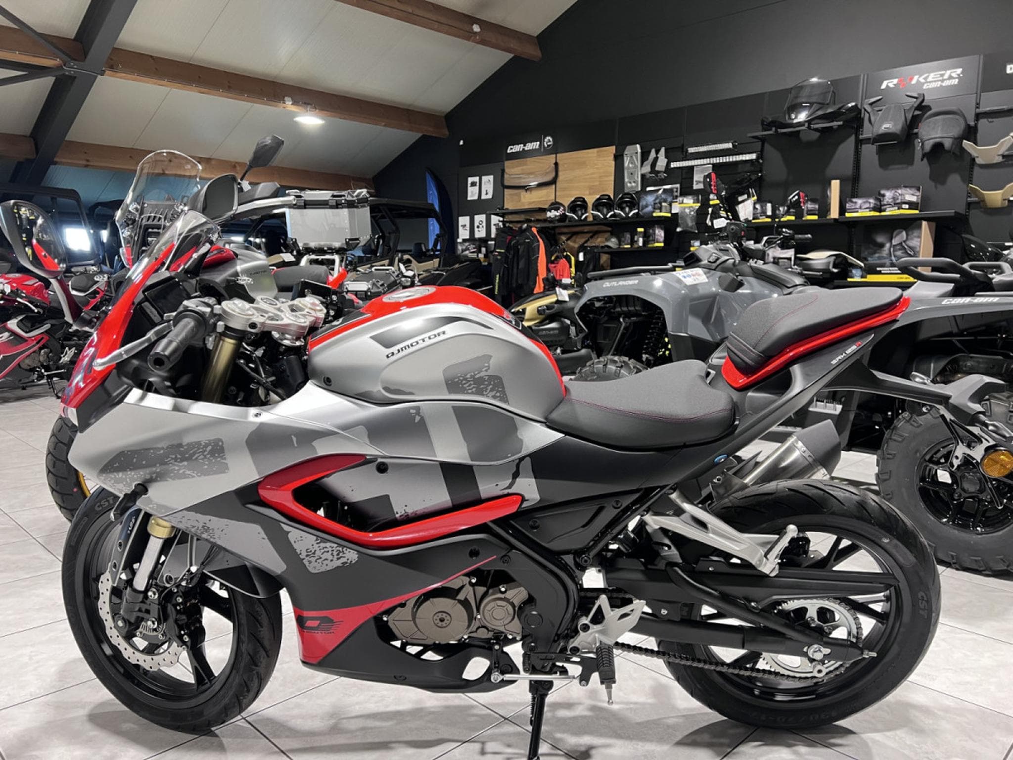 QJmotor SRK 125 R (2026) - Foto 4