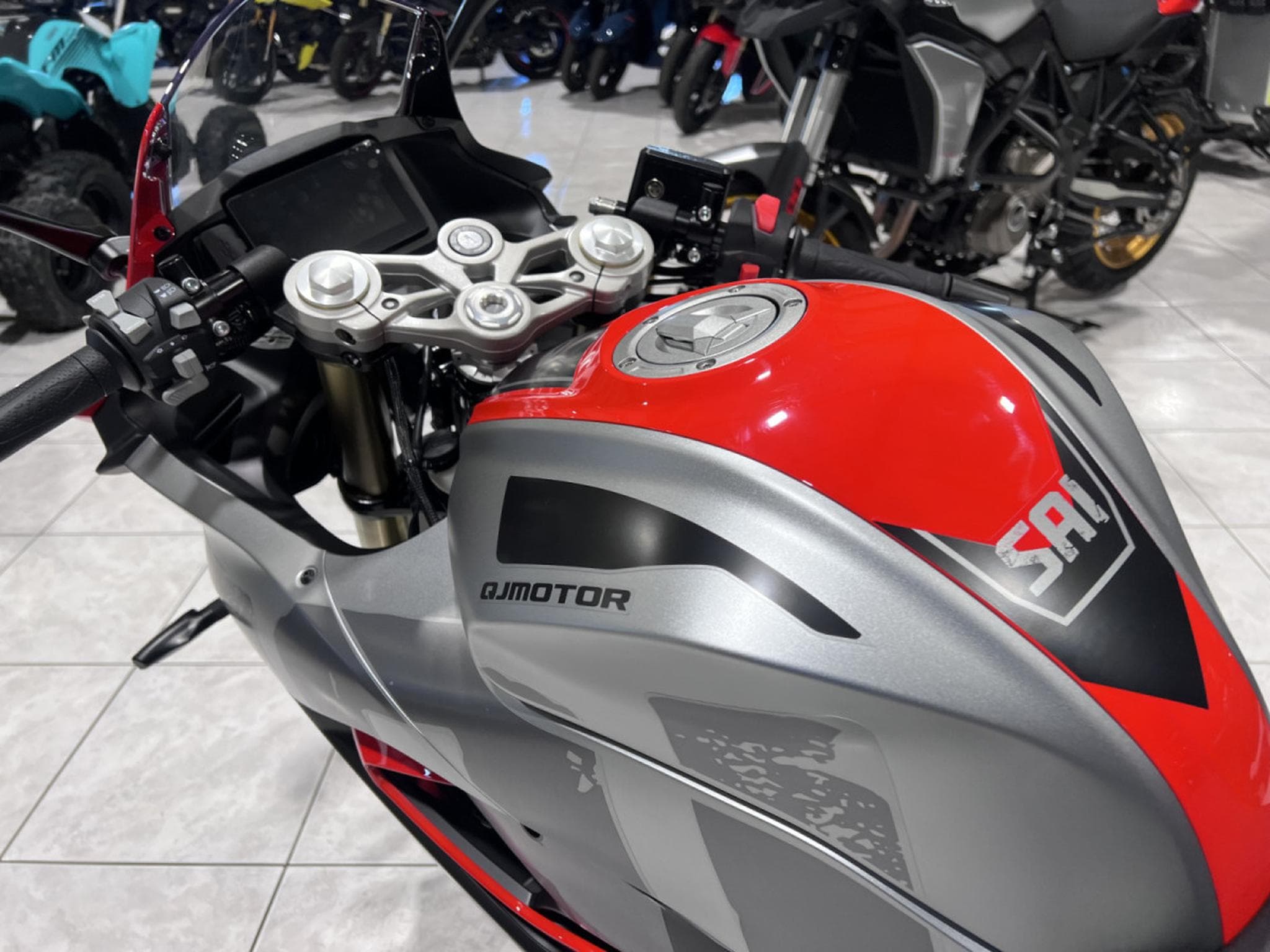 QJmotor SRK 125 R (2026) - Foto 6