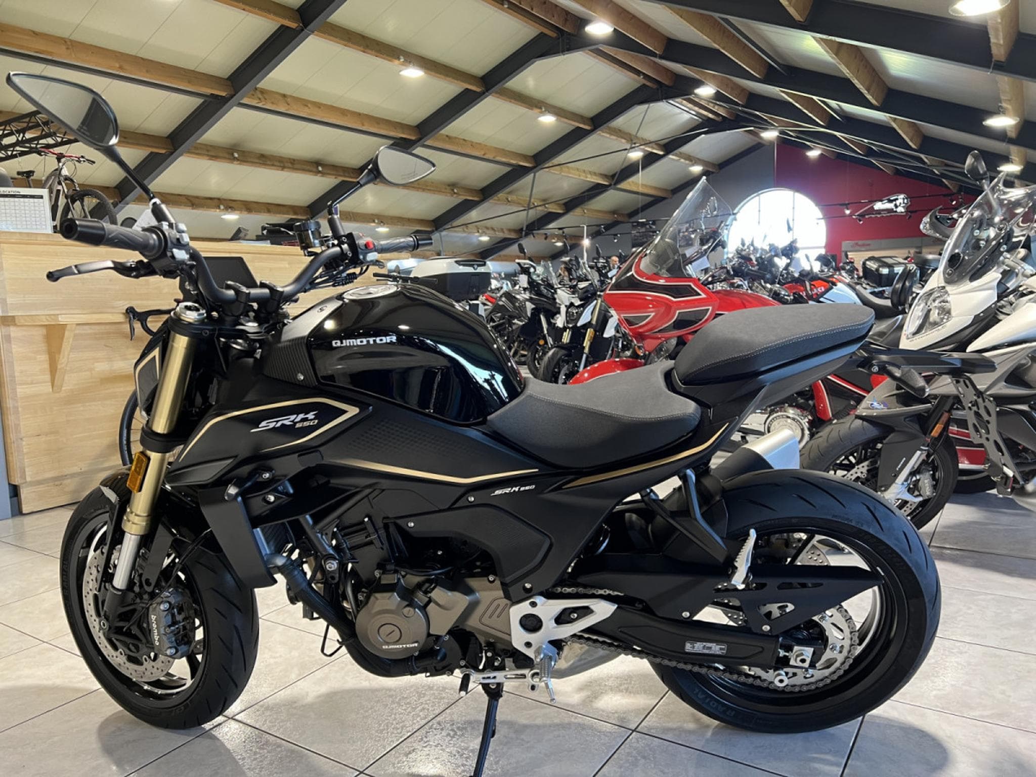 QJmotor SRK 550 (2026) - Foto 6