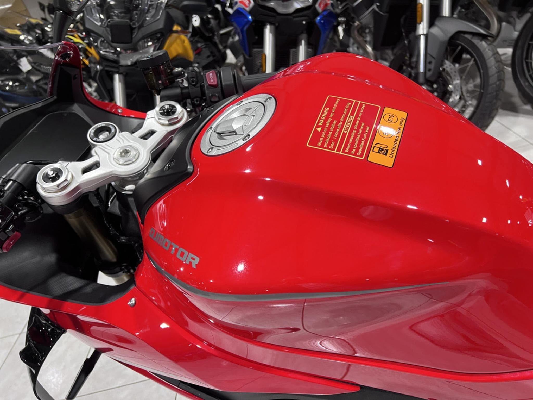 QJmotor SRK 800 RR (2026) - Foto 6