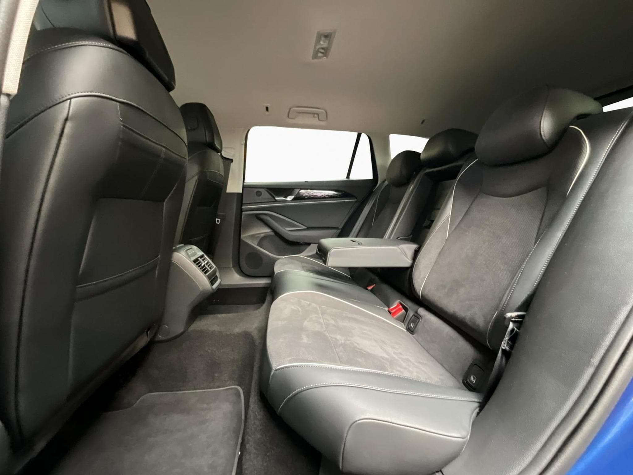 VW Passat Elegance+DSG+P.Acoustique+AHK+P.Technologie+Led+Navi (2025) - Foto 17