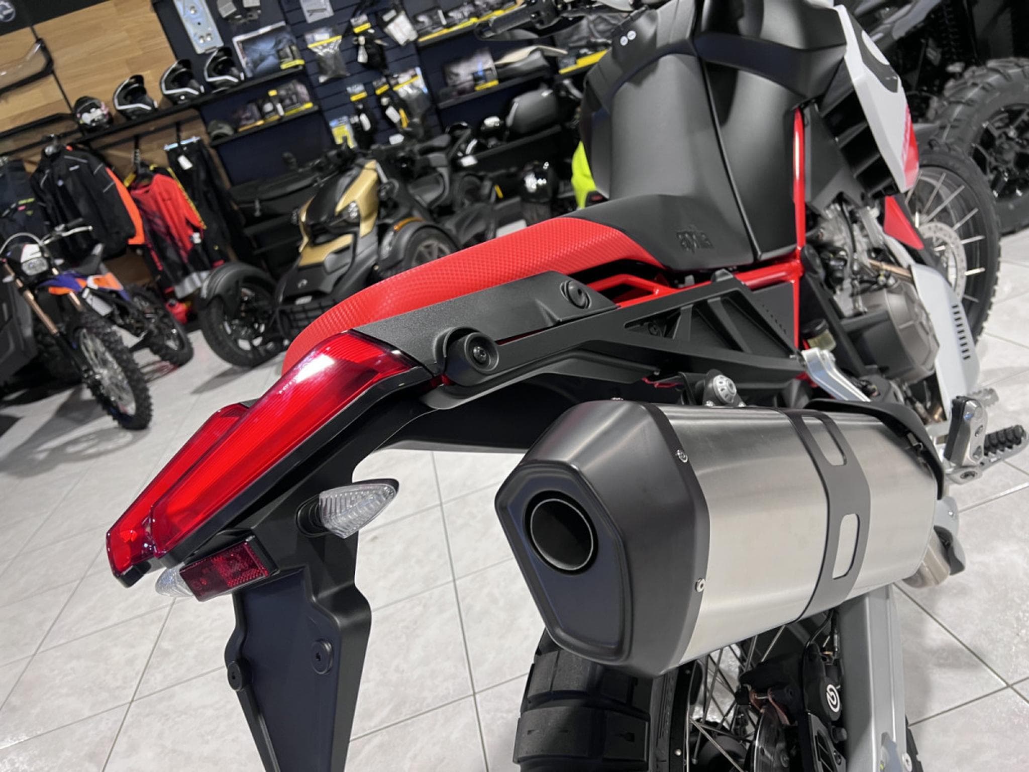 Aprilia Tuareg 660 Hailstrom White disponible aussi en 35 KW (2026) - Foto 5