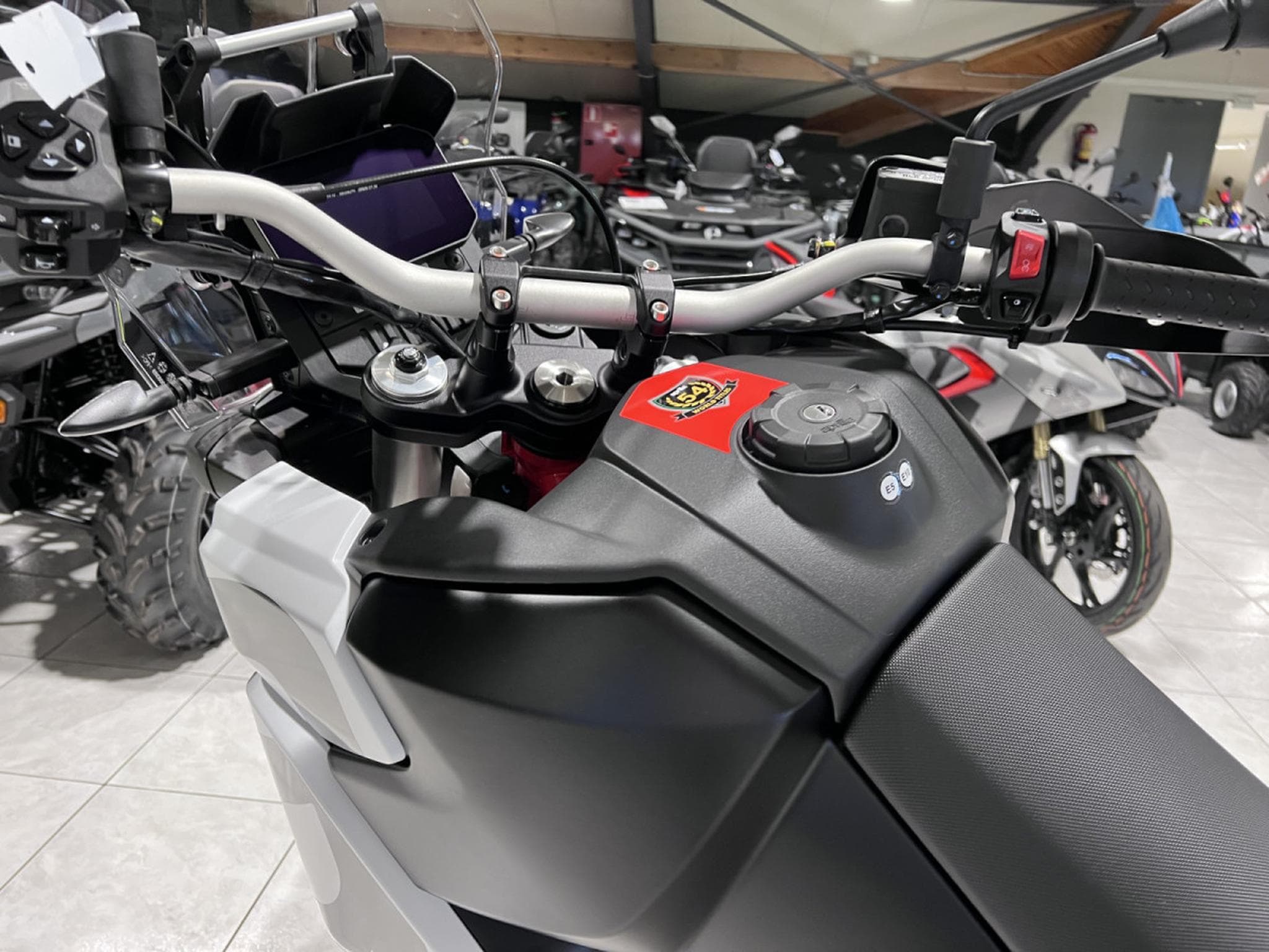 Aprilia Tuareg 660 Hailstrom White disponible aussi en 35 KW (2026) - Foto 6