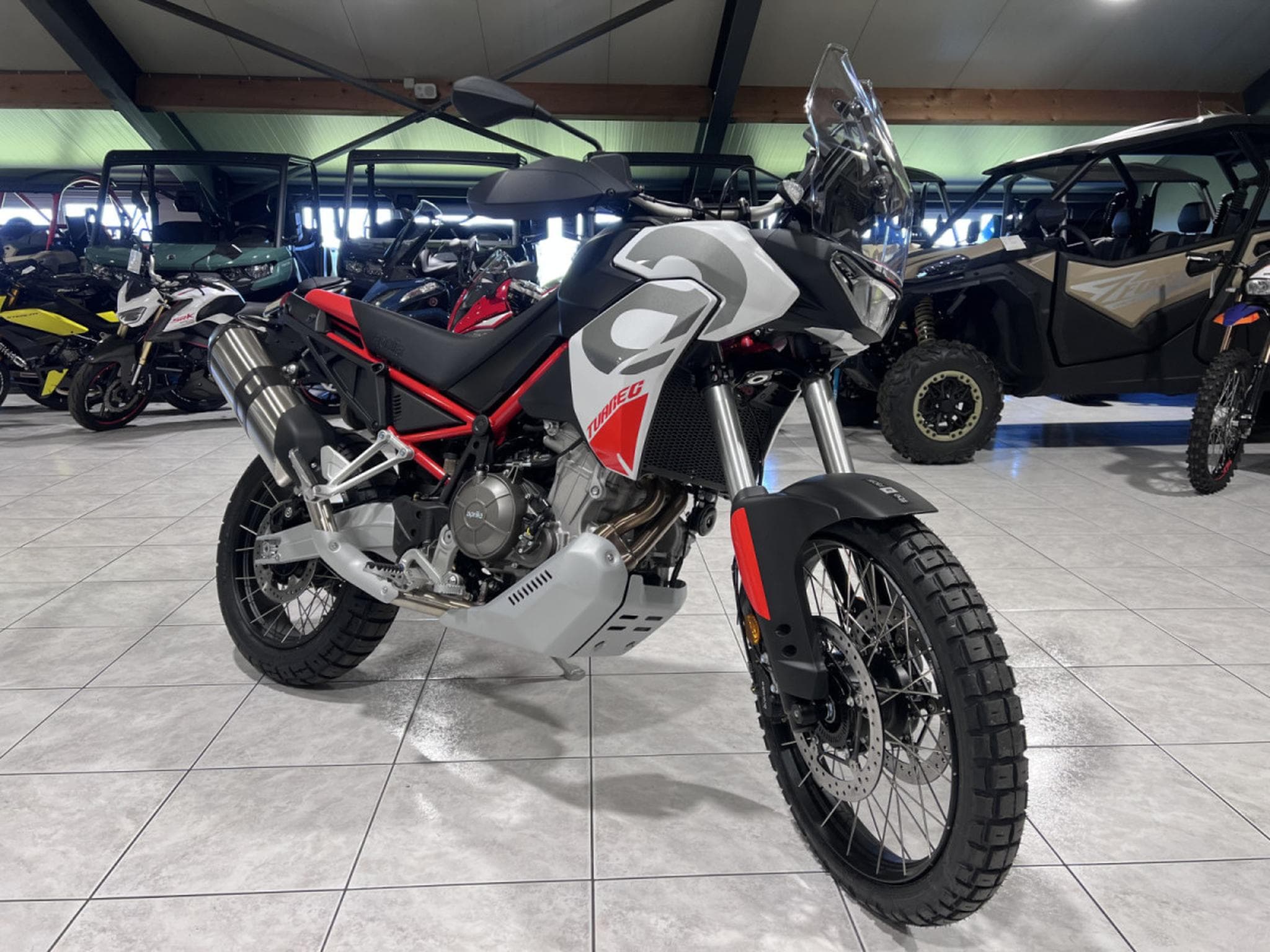 Aprilia Tuareg 660 Hailstrom White disponible aussi en 35 KW (2026) - Foto 7