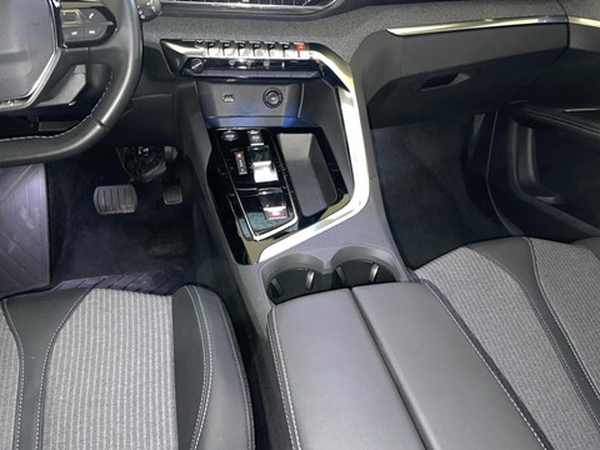 Peugeot 3008 1.2 HYBRID 136 e-DSC6 (2023) - Photo 10