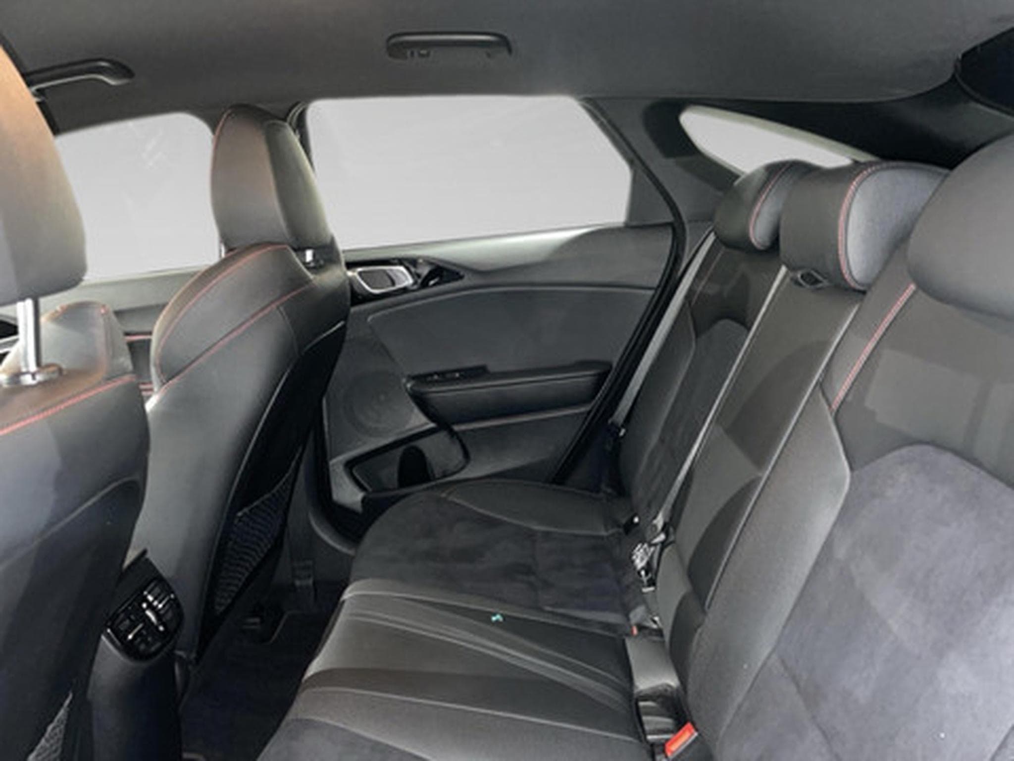 Kia ProCeed GT 1.6 T-GDI 204 DCT ISG (2021) - Photo 11