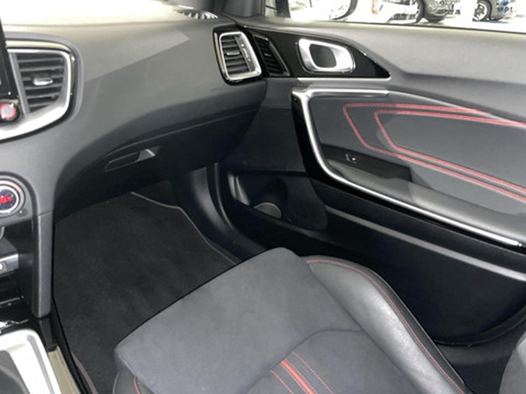 Kia ProCeed GT 1.6 T-GDI 204 DCT ISG (2021) - Photo 10
