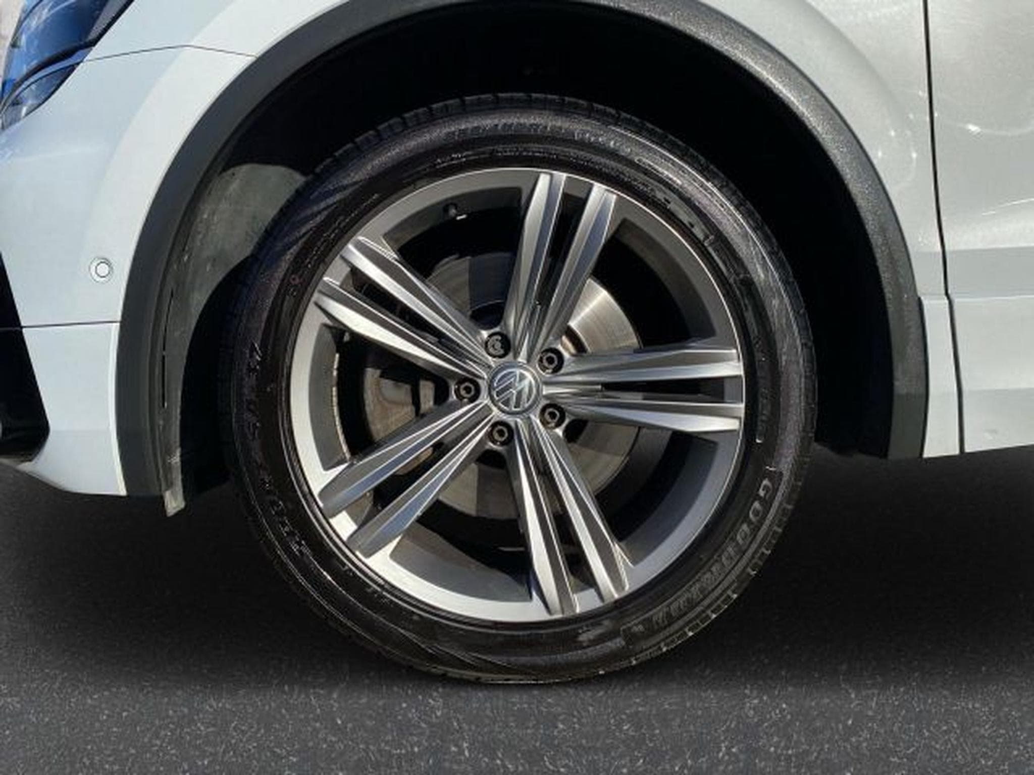 VW Tiguan Tiguan Allspace 2.0 TDI DSG Highl R-Line 4M AHK (2019) - Foto 10