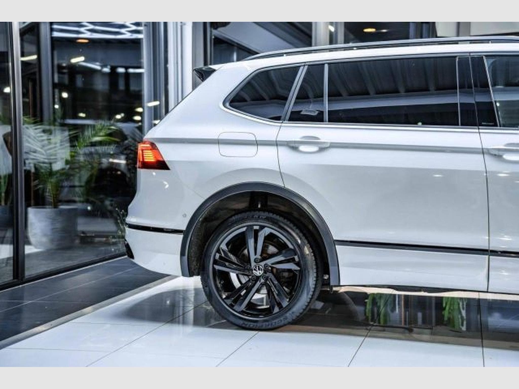 VW Tiguan Tiguan Allspace R-Line 4M 7-Sitze STHZG AHK H&amp;K (2023) - Foto 9