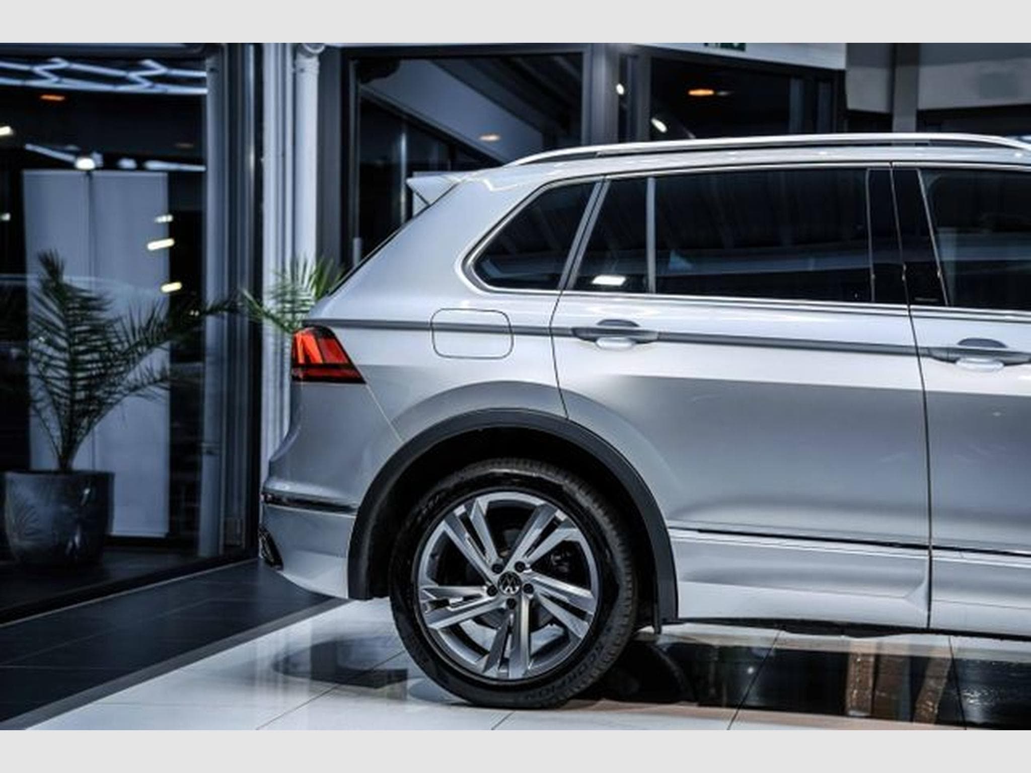 VW Tiguan Tiguan 1.5 TSI DSG R-Line IQ-LED ACC ACTIVE Lane (2023) - Photo 9