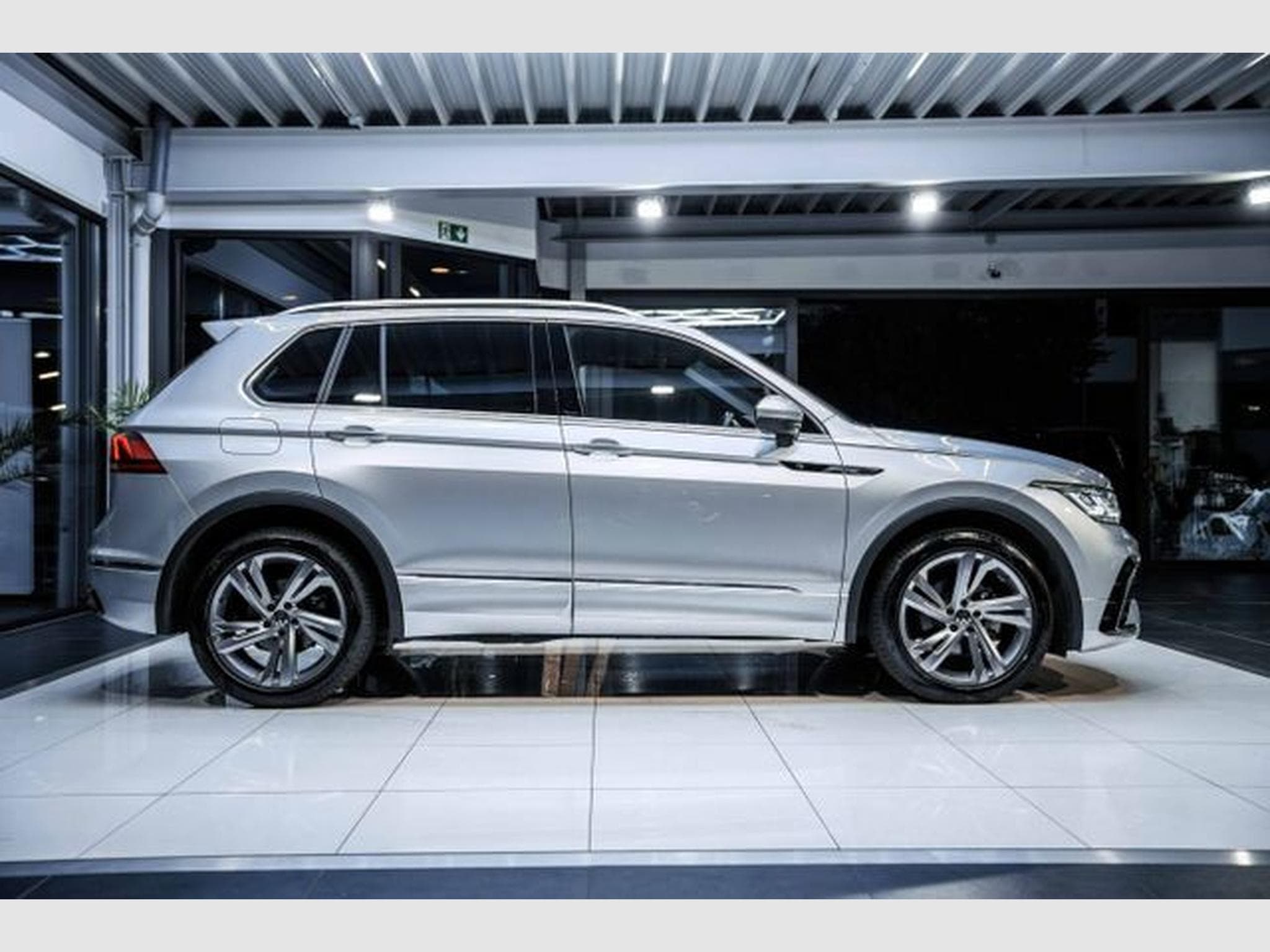 VW Tiguan Tiguan 1.5 TSI DSG R-Line IQ-LED ACC ACTIVE Lane (2023) - Photo 8