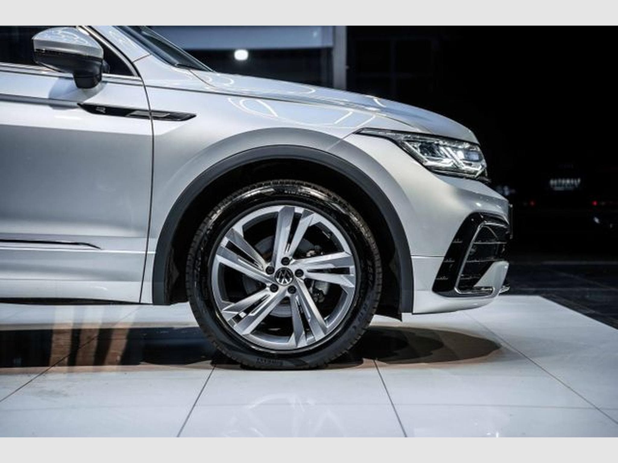 VW Tiguan Tiguan 1.5 TSI DSG R-Line IQ-LED ACC ACTIVE Lane (2023) - Photo 10