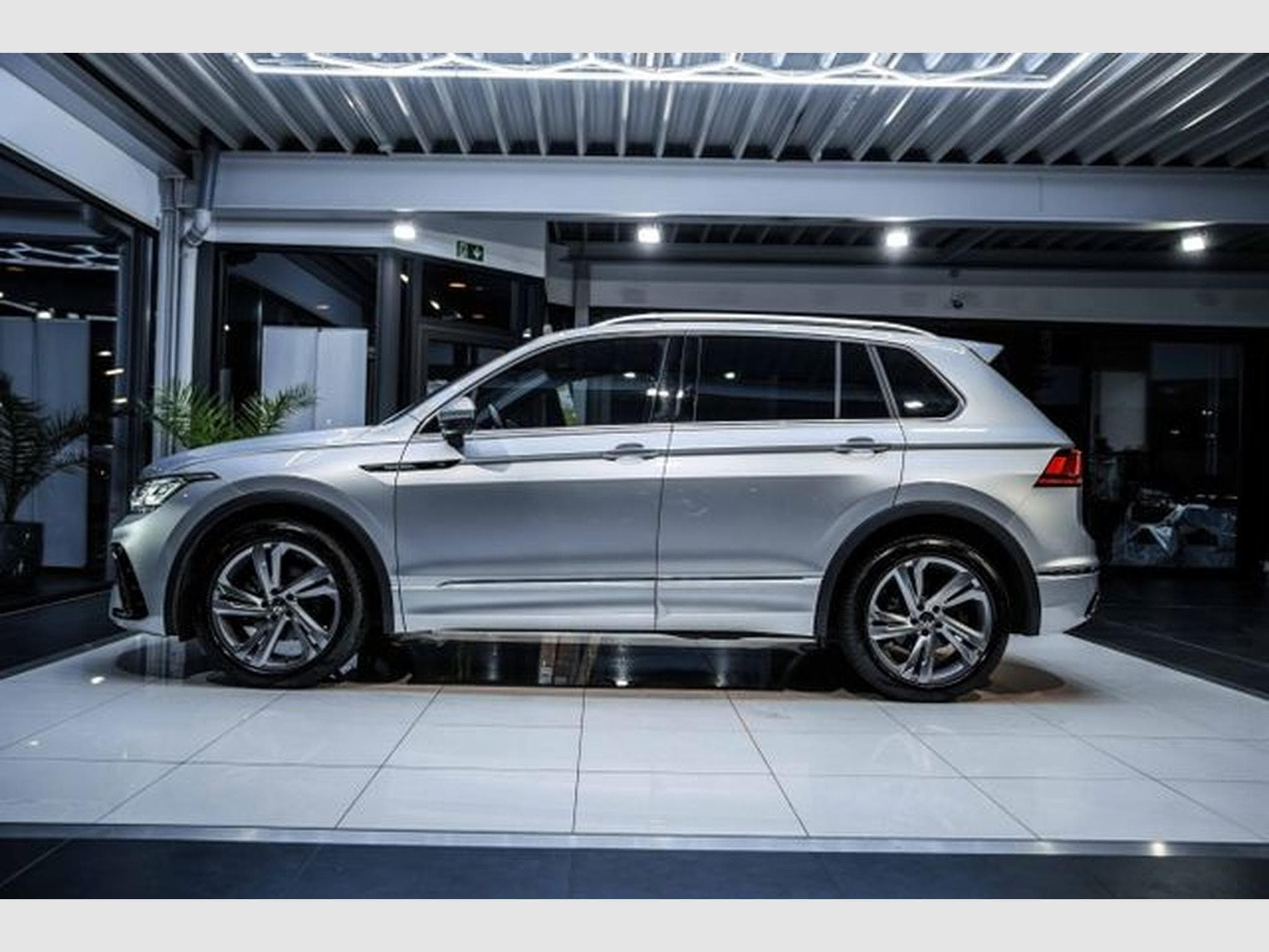 VW Tiguan Tiguan 1.5 TSI DSG R-Line IQ-LED ACC ACTIVE Lane (2023) - Photo 12
