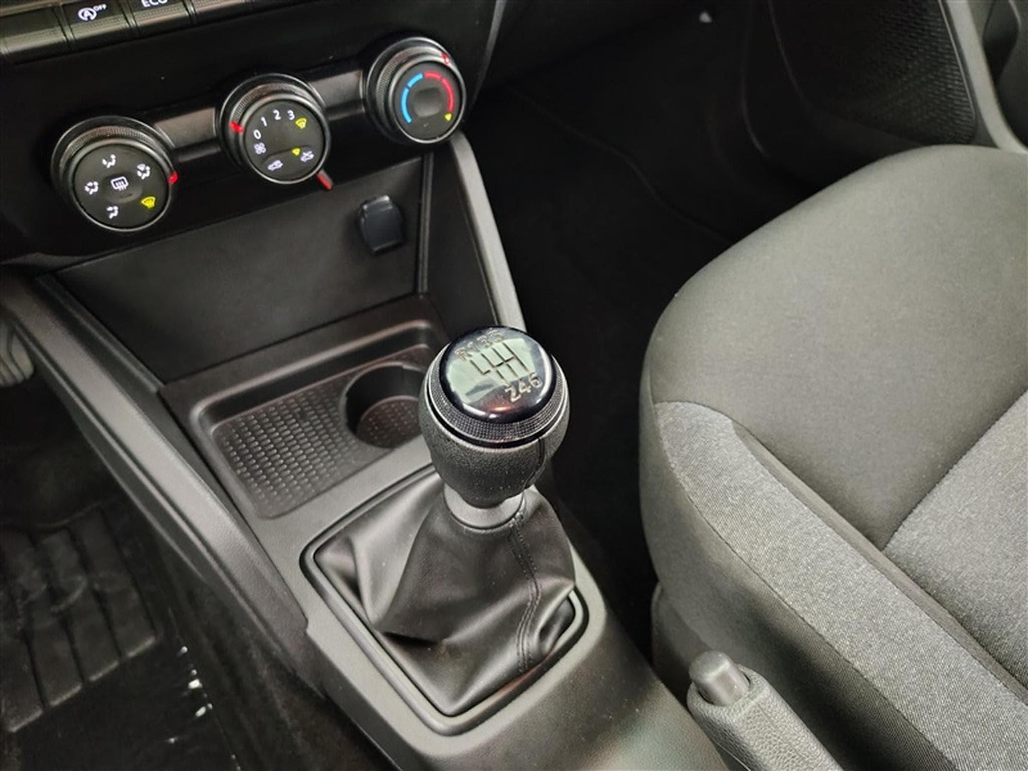 Dacia Duster 1.0 TCe Essential GPF (2023) - Photo 12