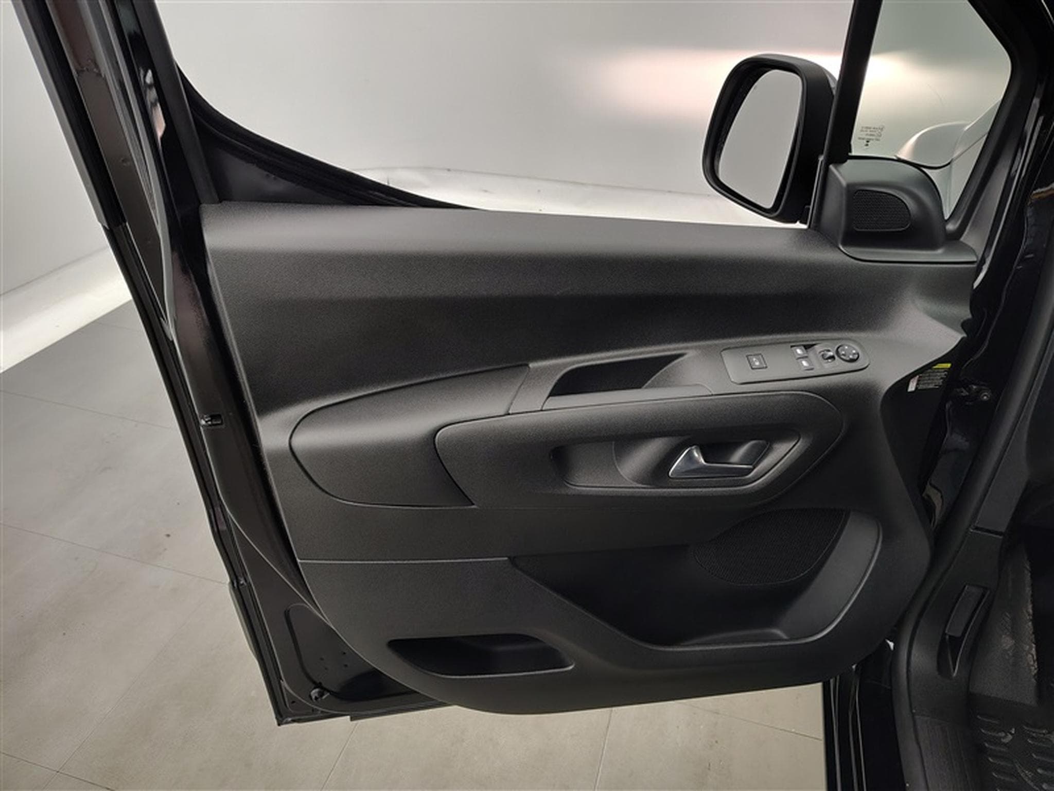 Opel Combo 1.5 TD BlueInj. 3PL  NAVI / FULL LED / PDC AV-AR (2025) - Photo 17