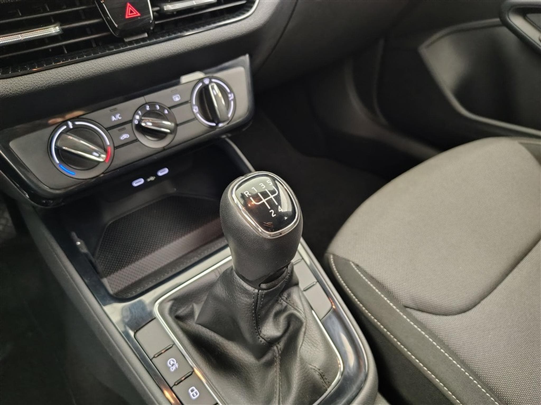 Skoda Fabia 1.0 TSI 95cv Selection CARPLAY / PDC / ALU (2025) - Photo 12