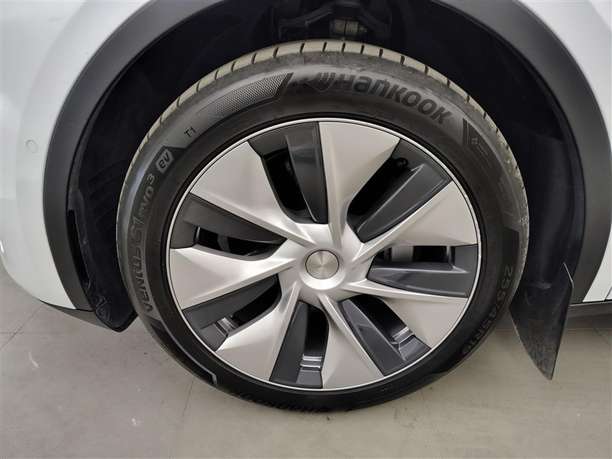 Tesla Model Y Dual Motor NAVI / FULL LED / PANO / CAMERA 360" / JA 19" (2022) - Photo 6
