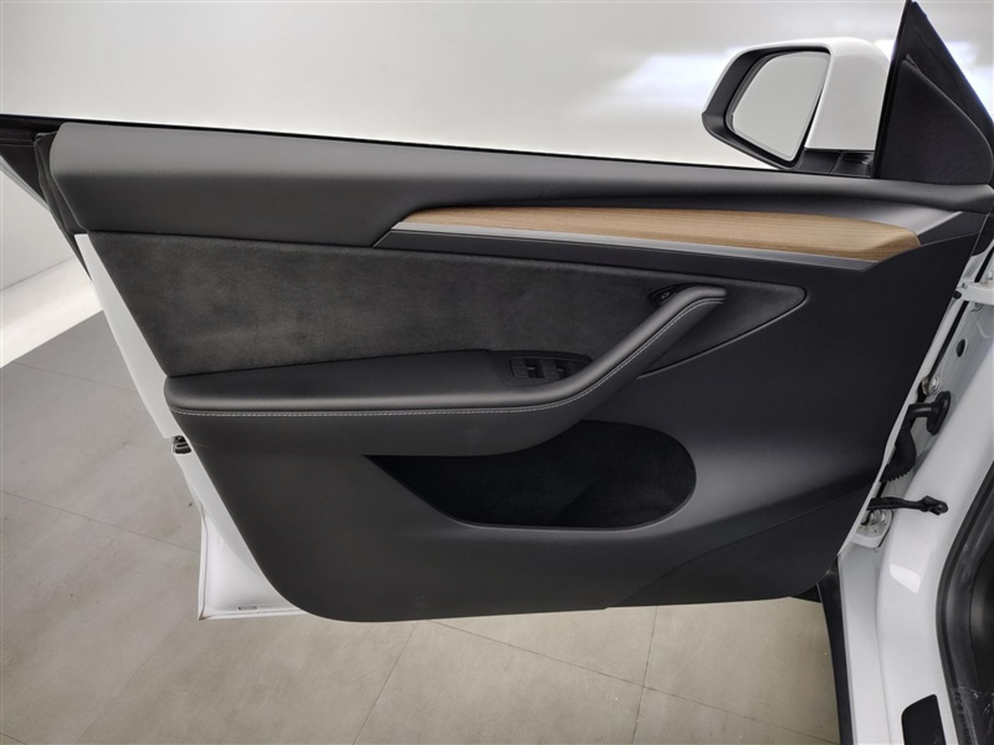 Tesla Model Y Dual Motor NAVI / FULL LED / PANO / CAMERA 360" / JA 19" (2022) - Photo 17