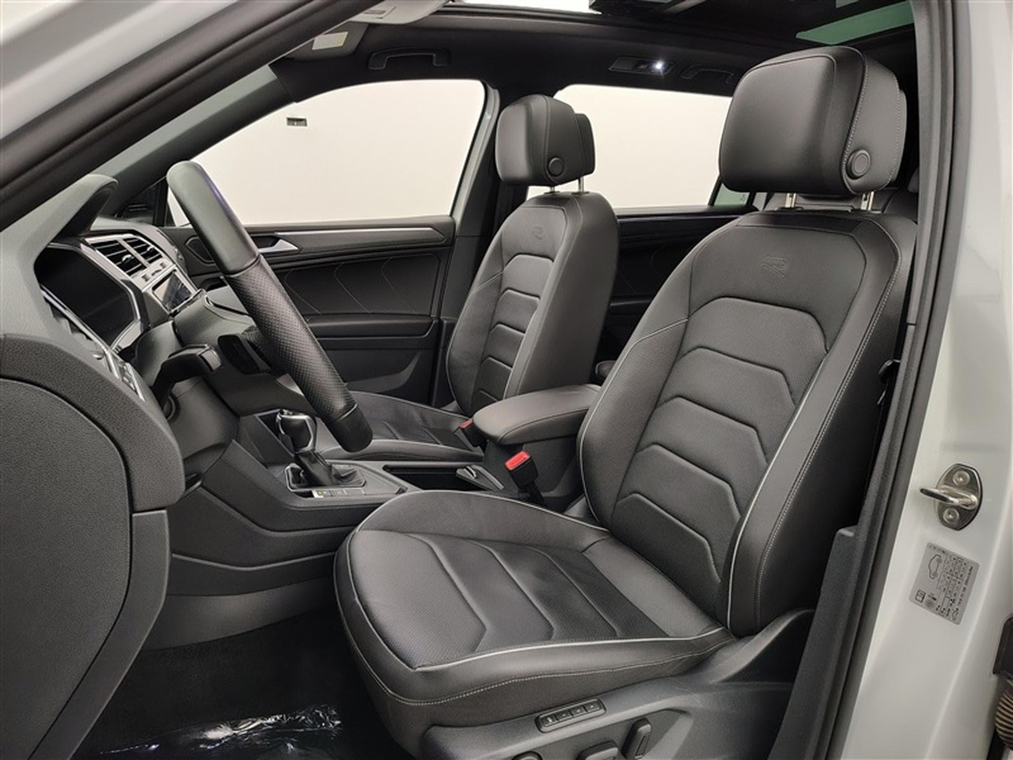 VW Tiguan 2.0 TDi SCR R-Line 7pl. DSG / SIEGE VENTILE / TOIT PANO (2023) - Photo 7