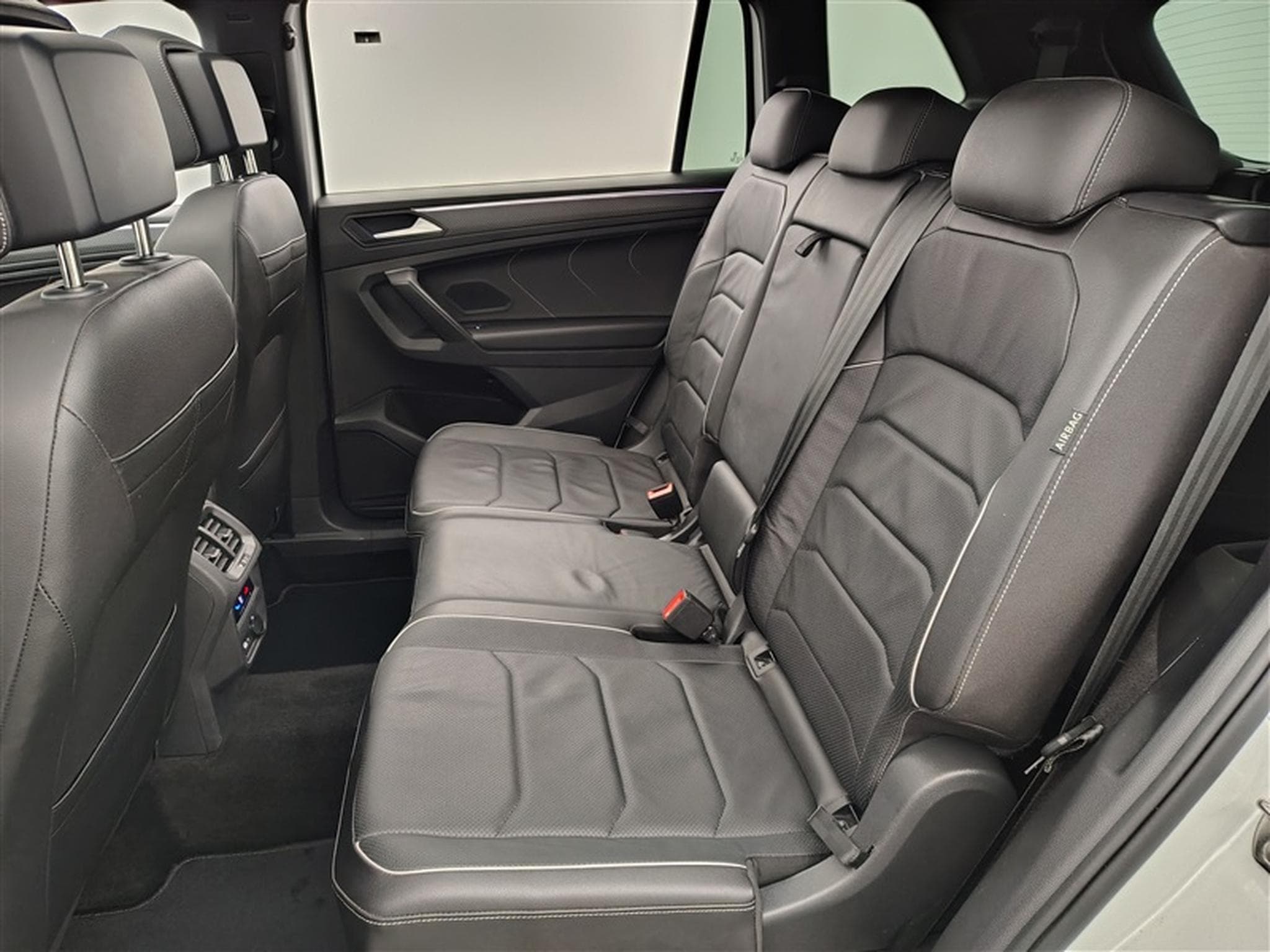 VW Tiguan 2.0 TDi SCR R-Line 7pl. DSG / SIEGE VENTILE / TOIT PANO (2023) - Photo 13