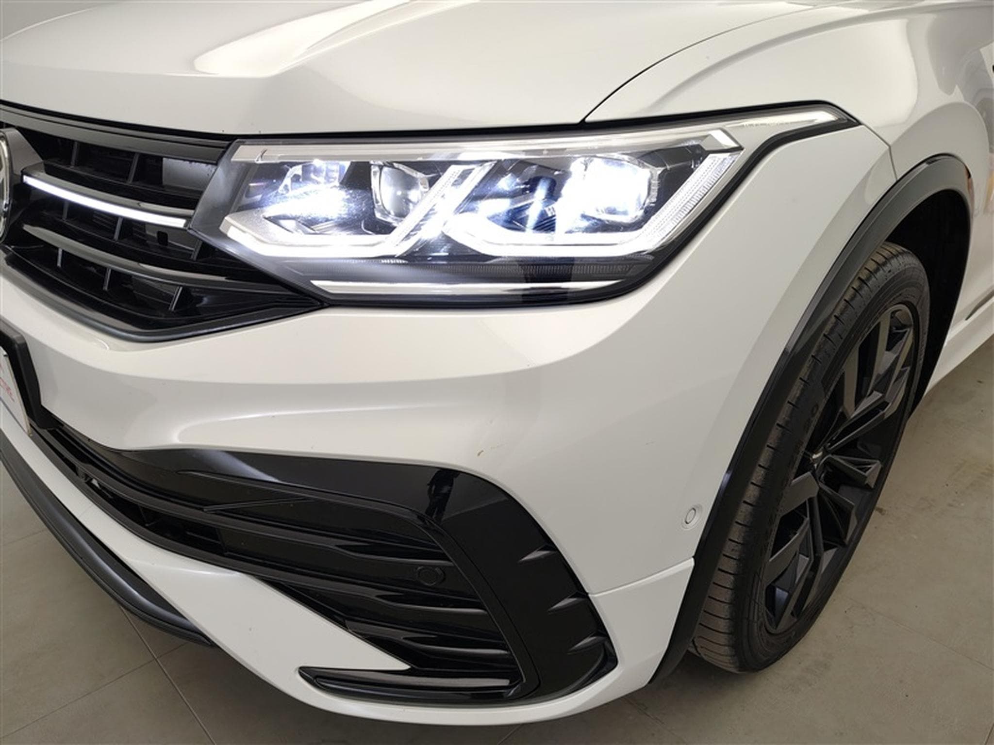 VW Tiguan 2.0 TDi SCR R-Line 7pl. DSG / SIEGE VENTILE / TOIT PANO (2023) - Photo 15