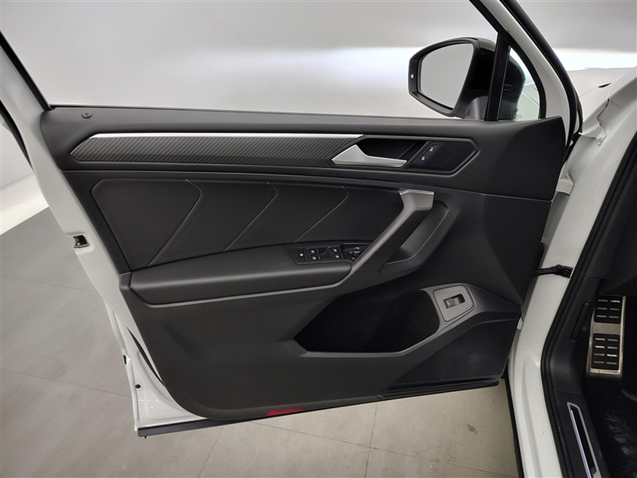 VW Tiguan 2.0 TDi SCR R-Line 7pl. DSG / SIEGE VENTILE / TOIT PANO (2023) - Photo 17