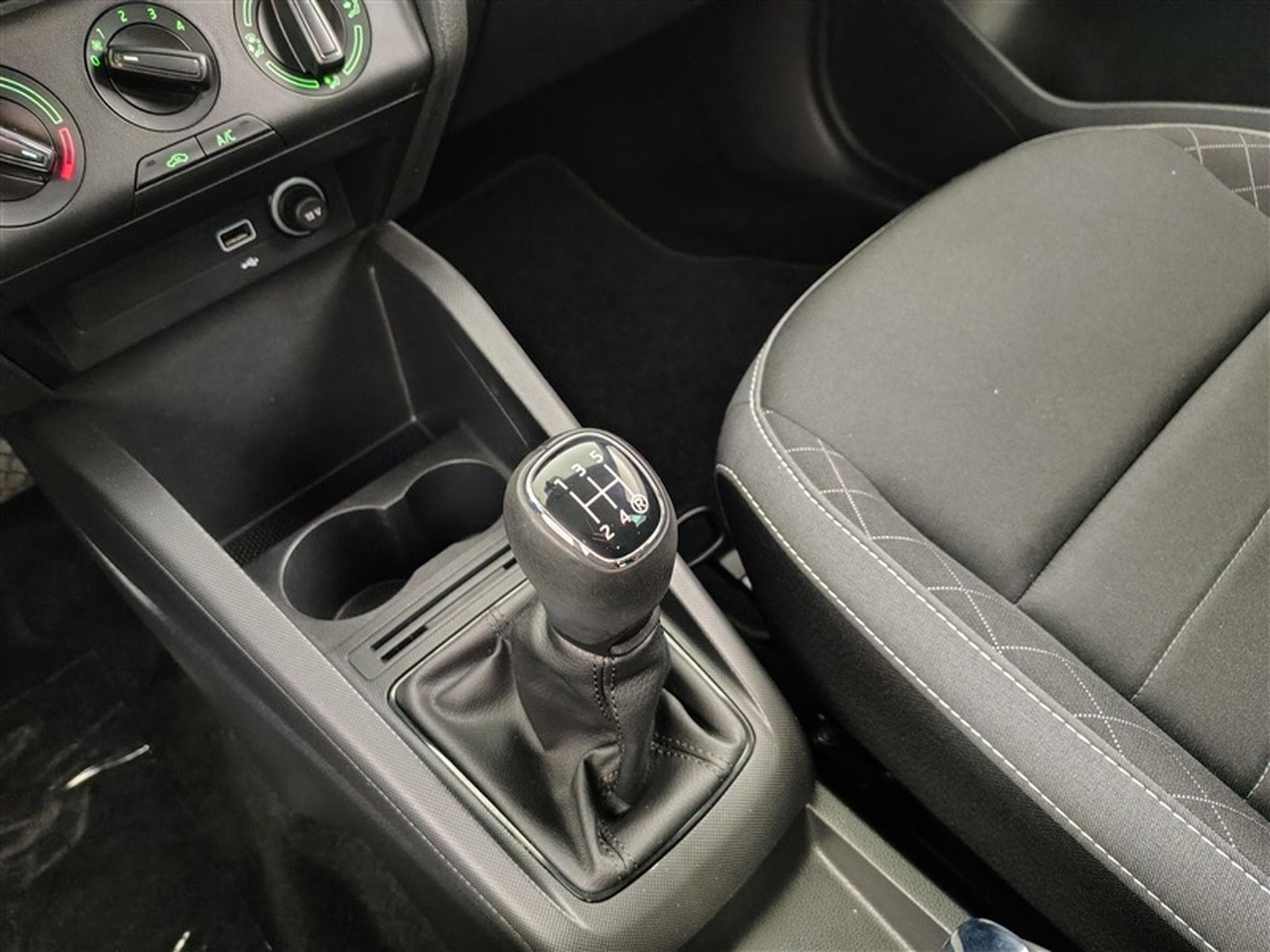 Skoda Fabia 1.0i Active CLIM / FULL LED / PDC AR (2020) - Photo 12